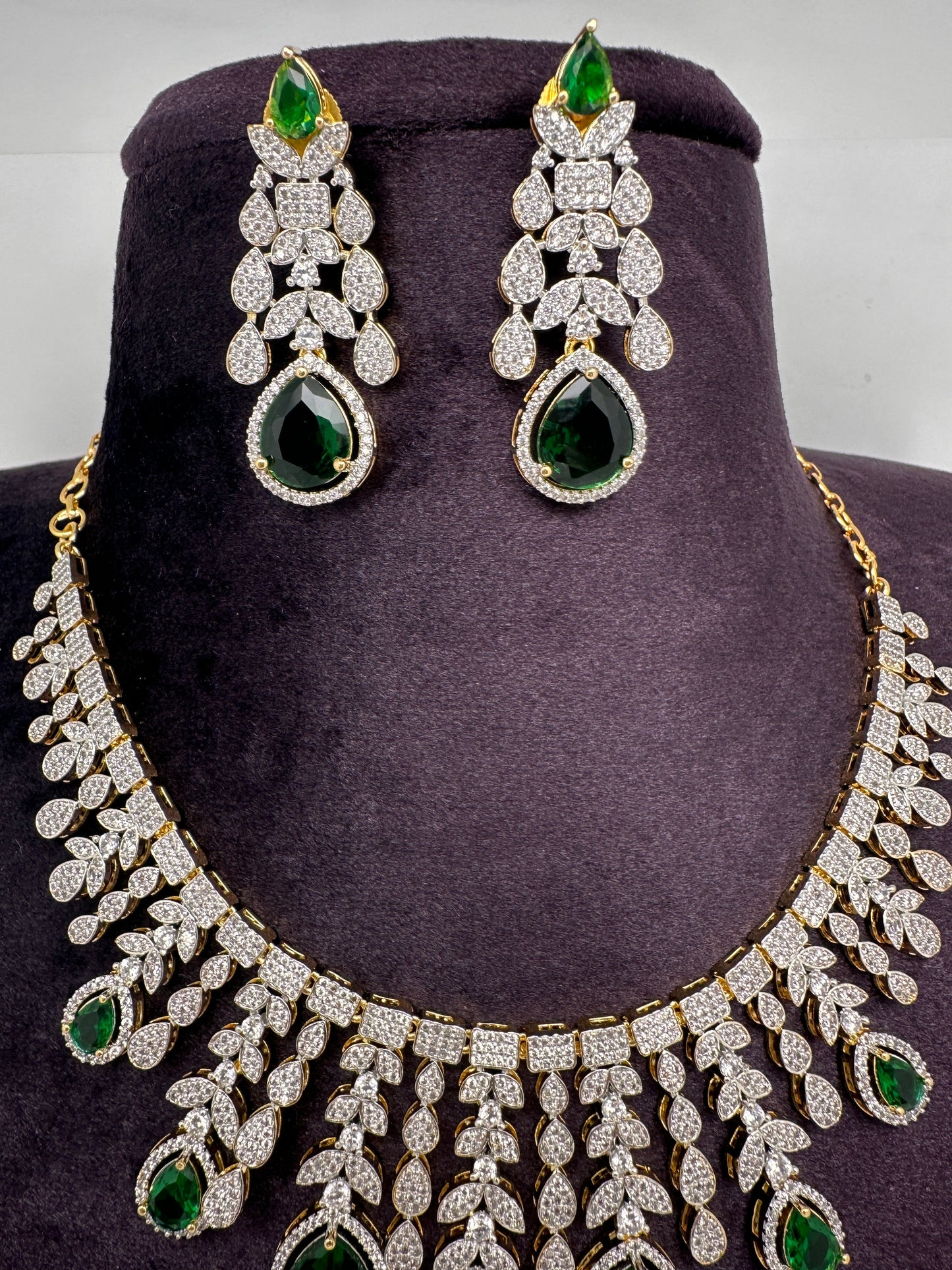 AD Neckline Color Stone Short Necklace - Green