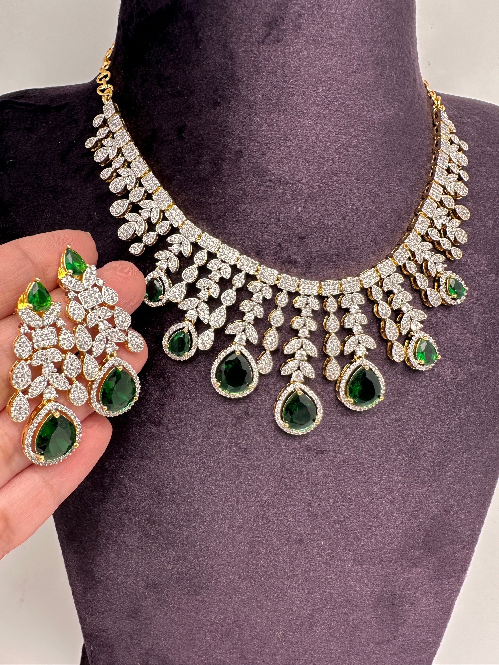 AD Neckline Color Stone Short Necklace - Green