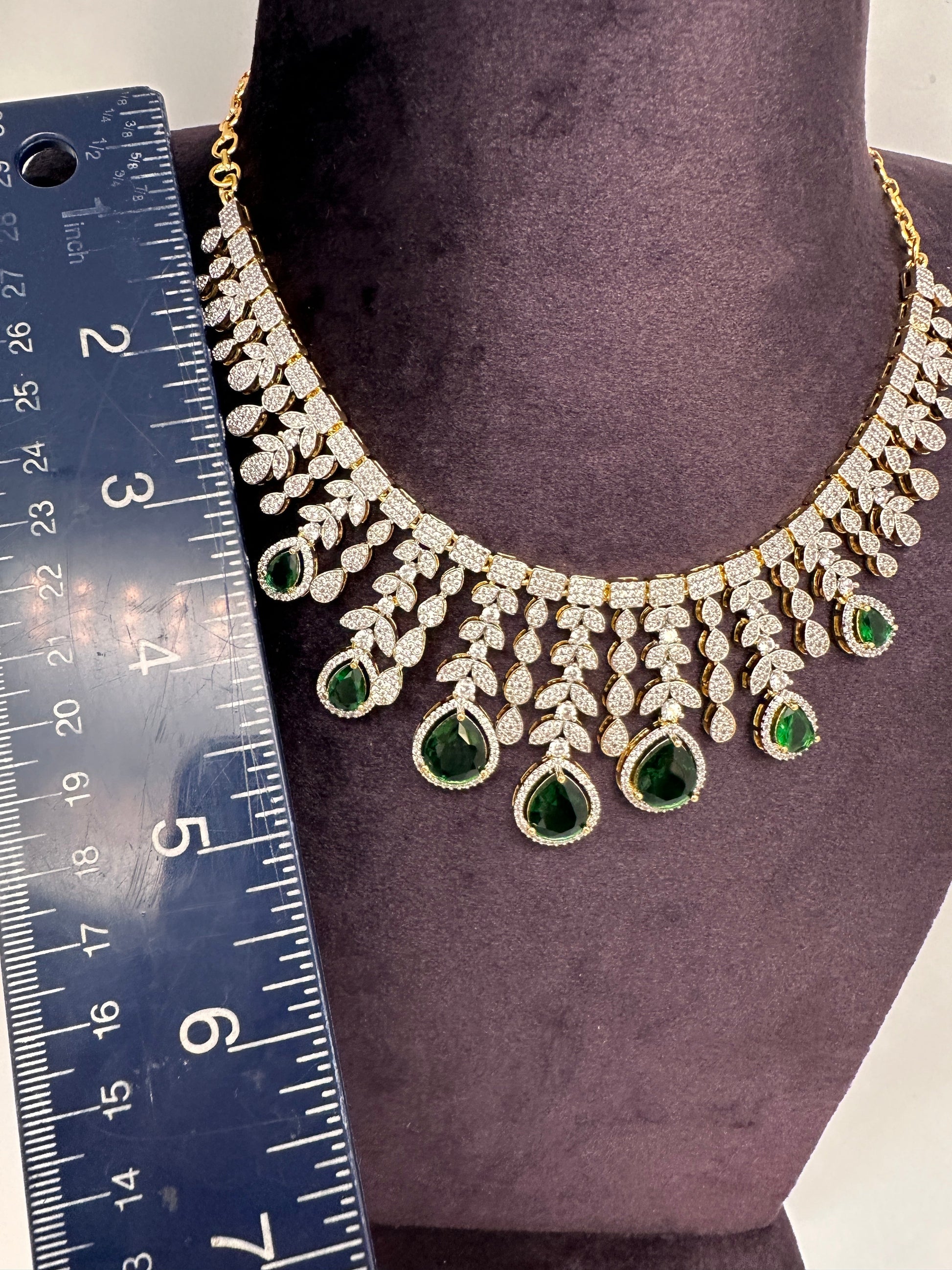 AD Neckline Color Stone Short Necklace - Green