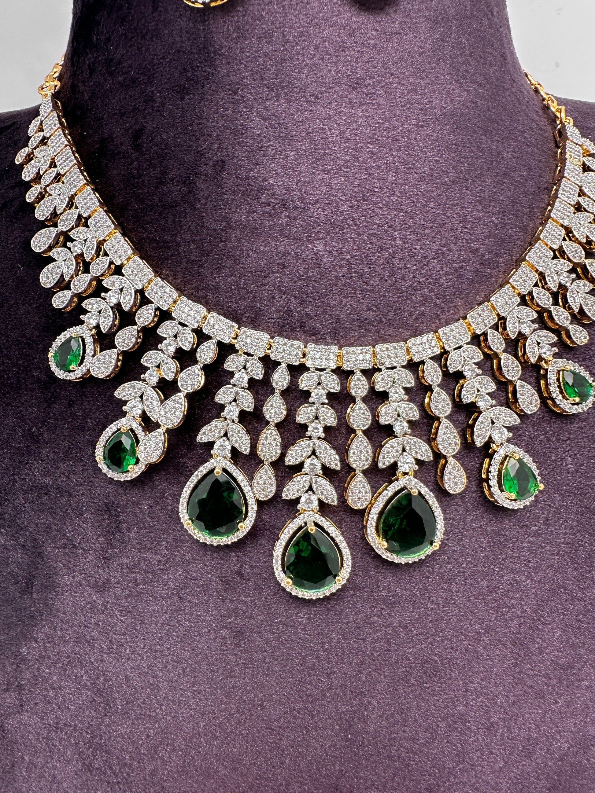 AD Neckline Color Stone Short Necklace - Green