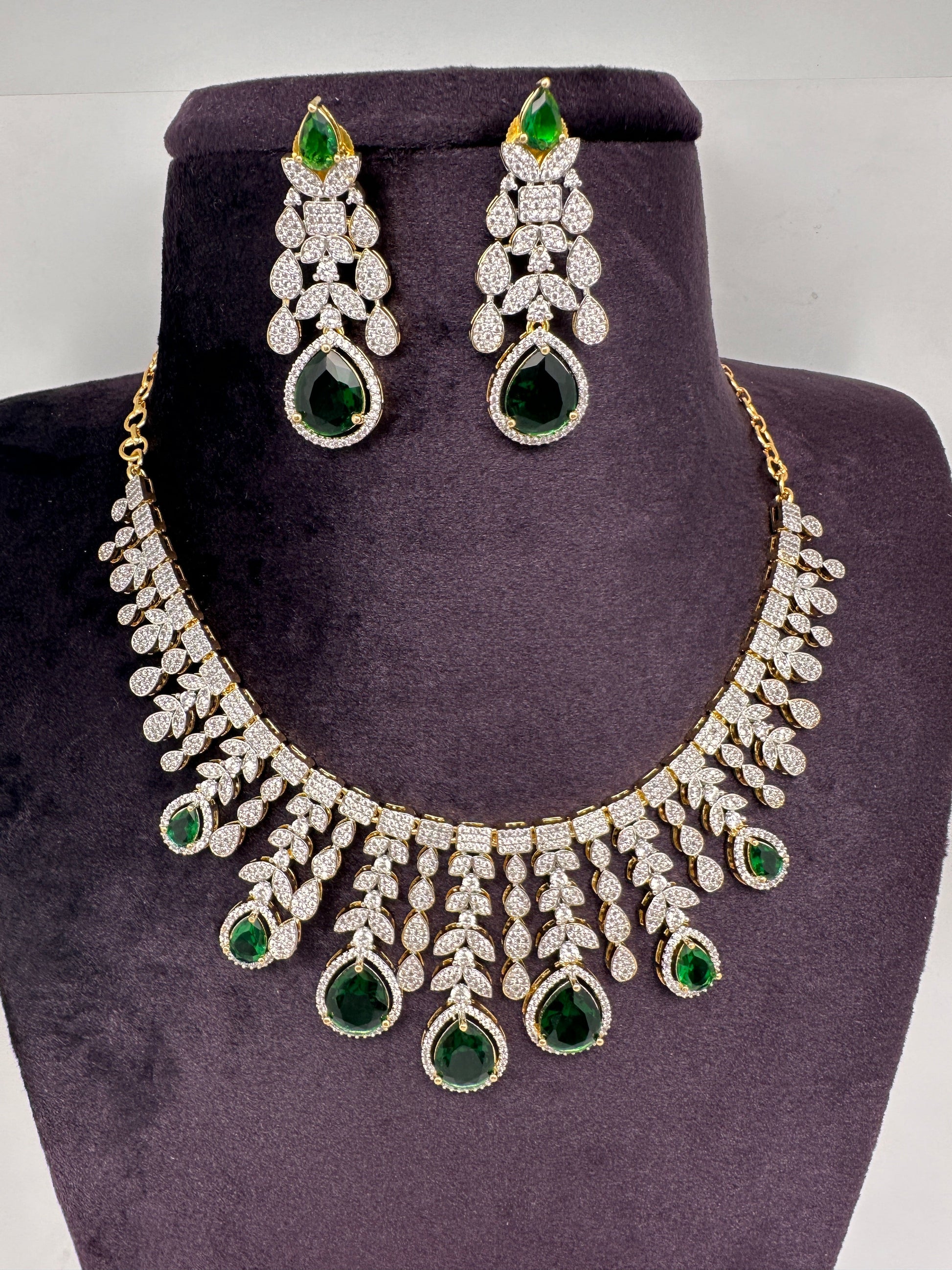 AD Neckline Color Stone Short Necklace - Green
