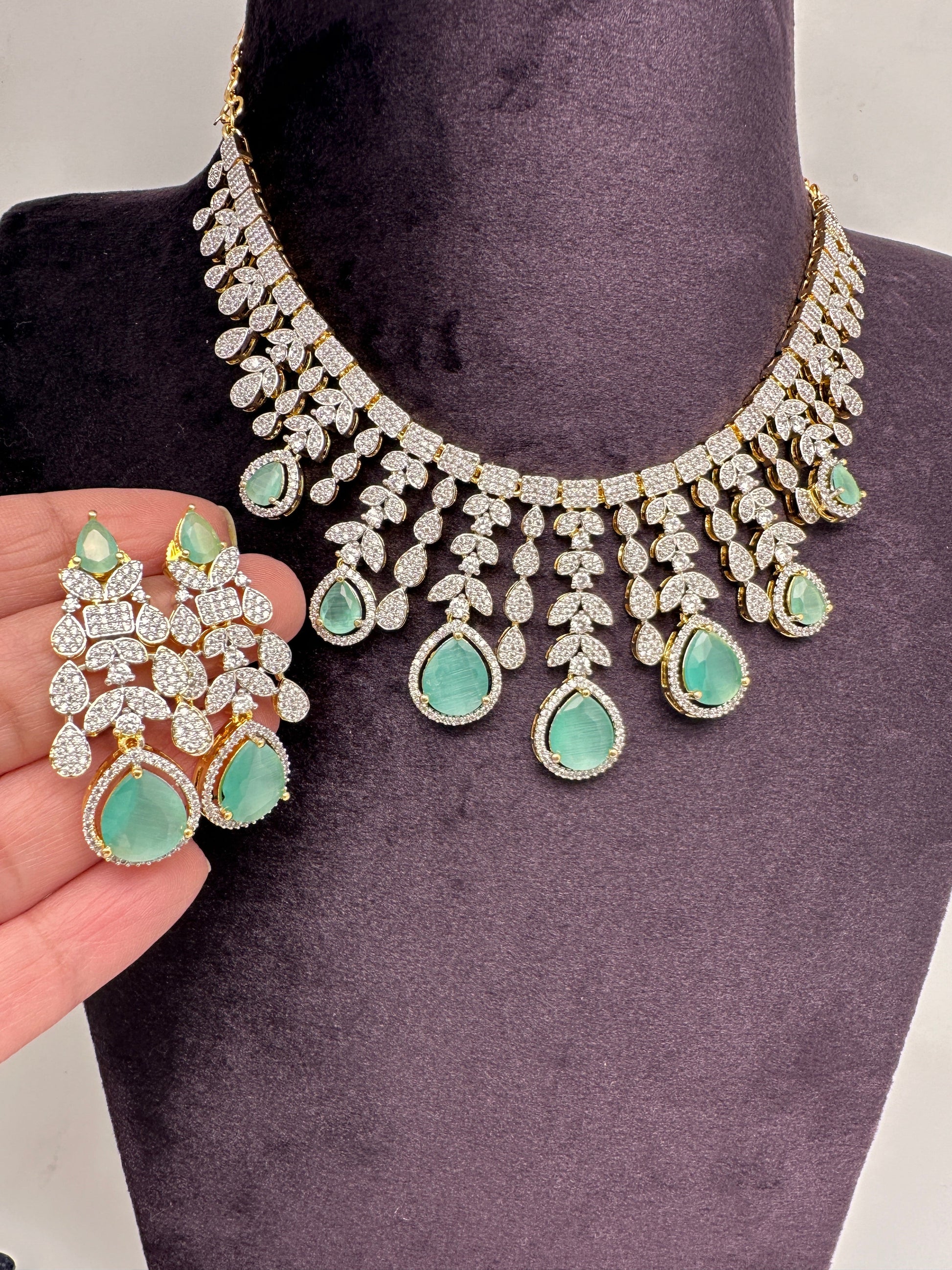 AD Neckline Color Stone Short Necklace - LightGreen