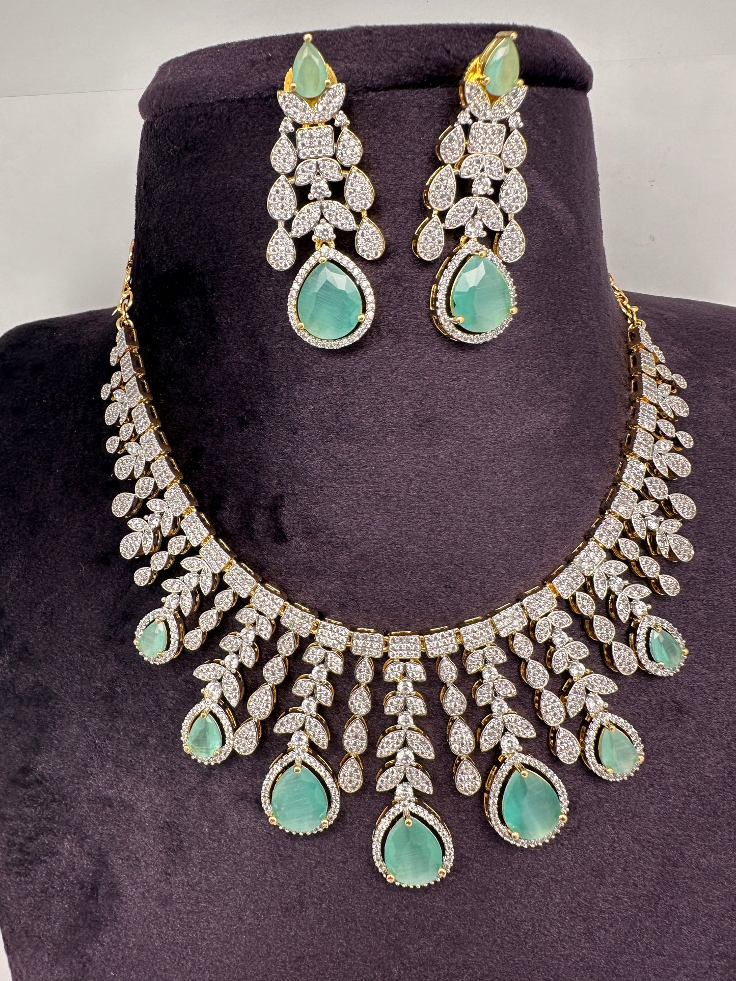 AD Neckline Color Stone Short Necklace - LightGreen