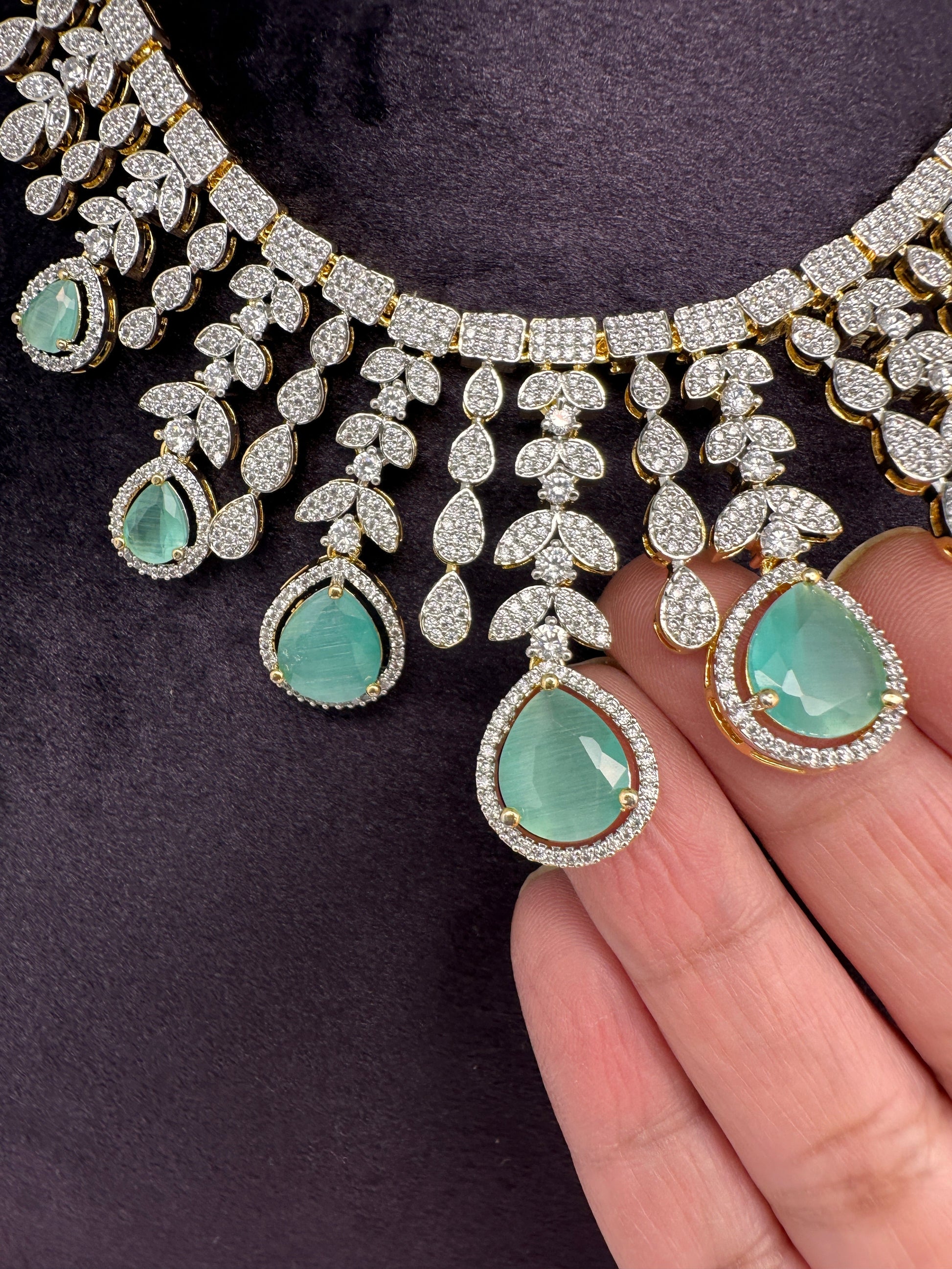 AD Neckline Color Stone Short Necklace - LightGreen