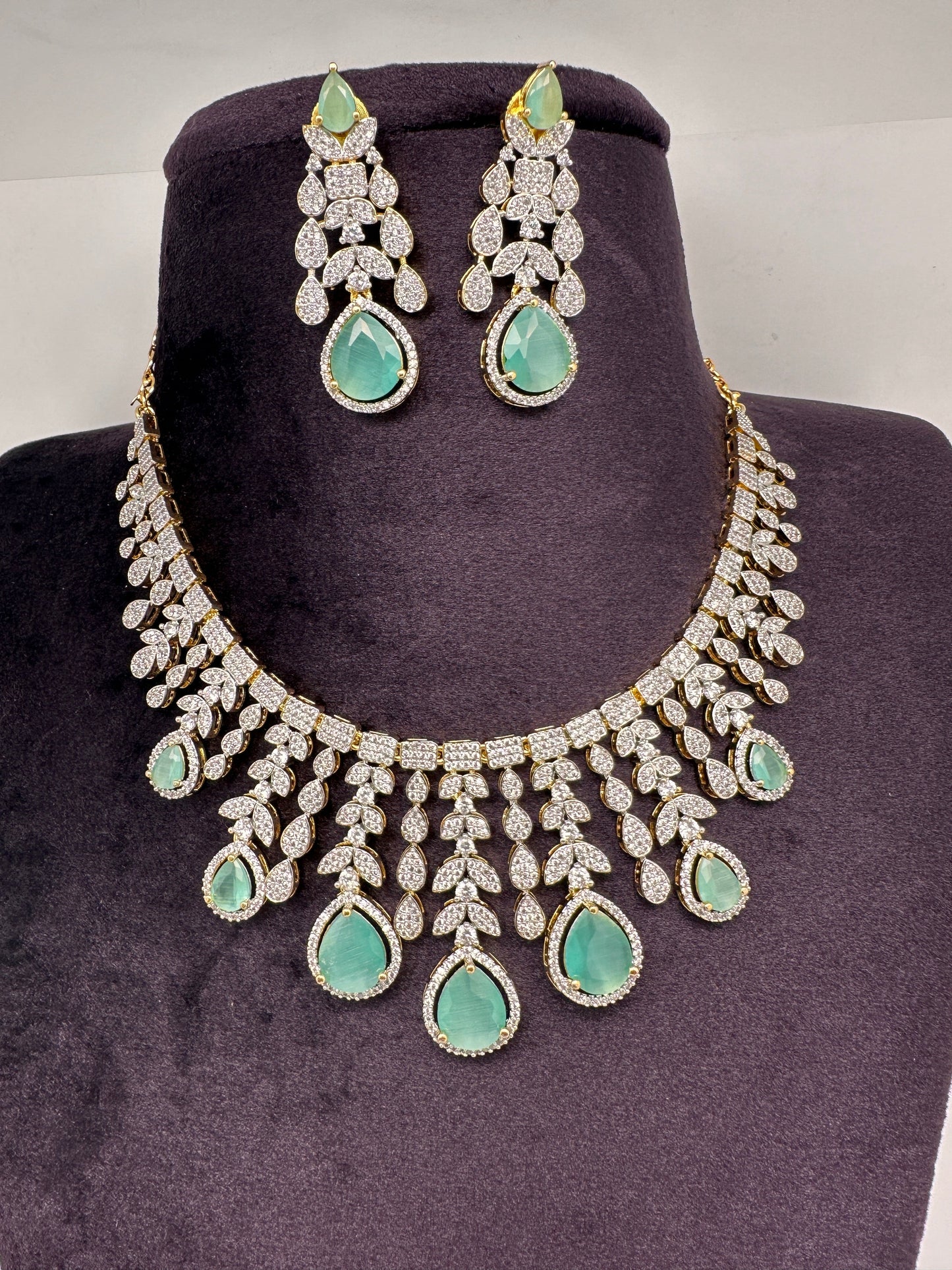 AD Neckline Color Stone Short Necklace - LightGreen