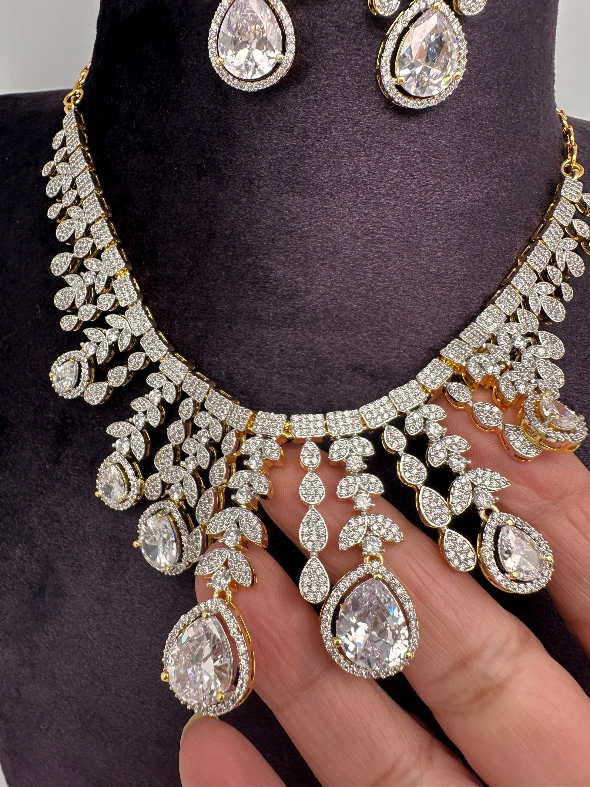 AD Neckline Color Stone Short Necklace - White