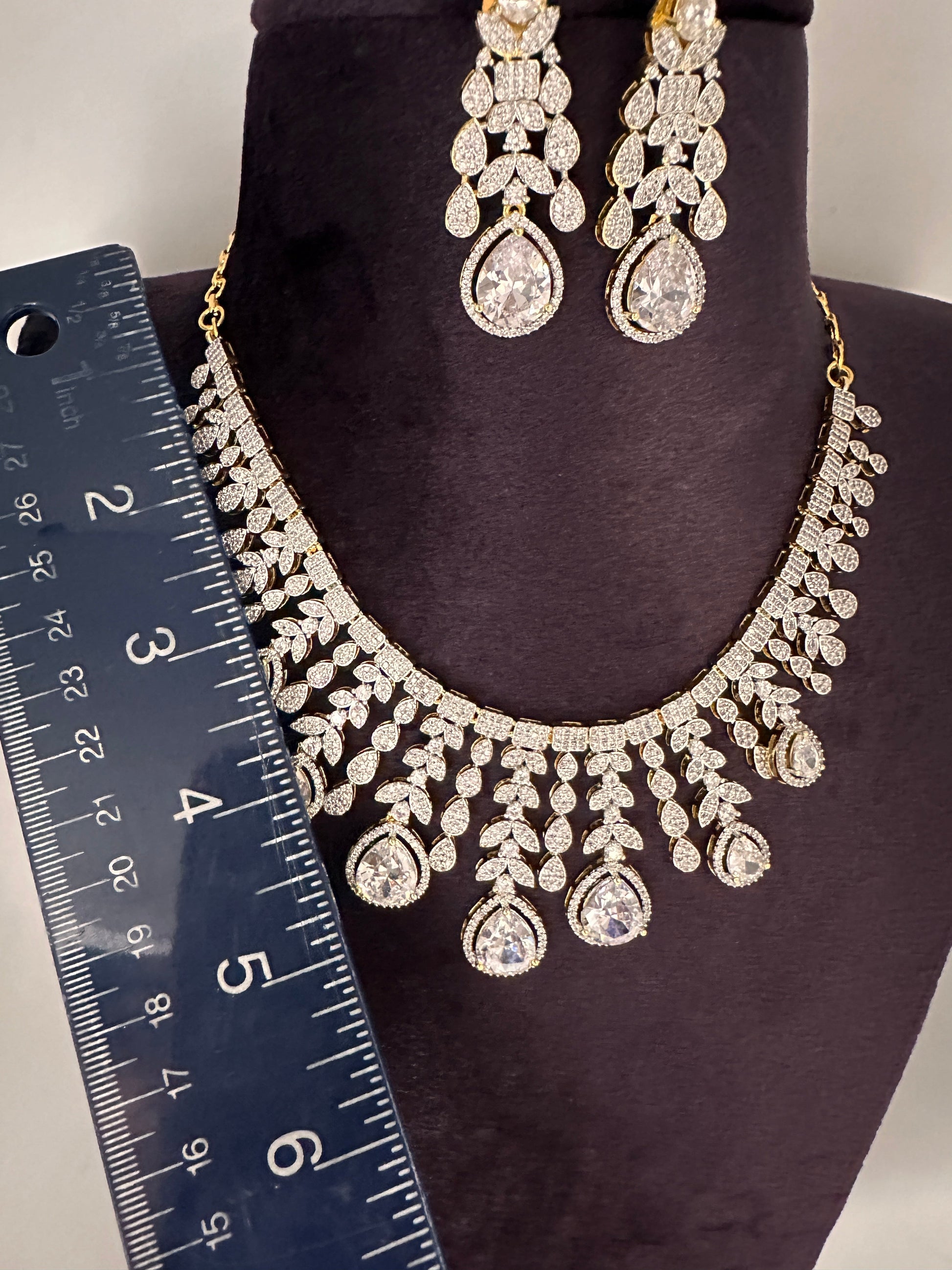 AD Neckline Color Stone Short Necklace - White