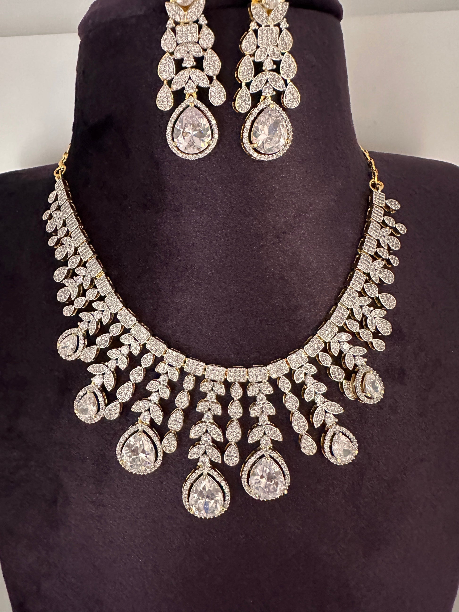 AD Neckline Color Stone Short Necklace - White