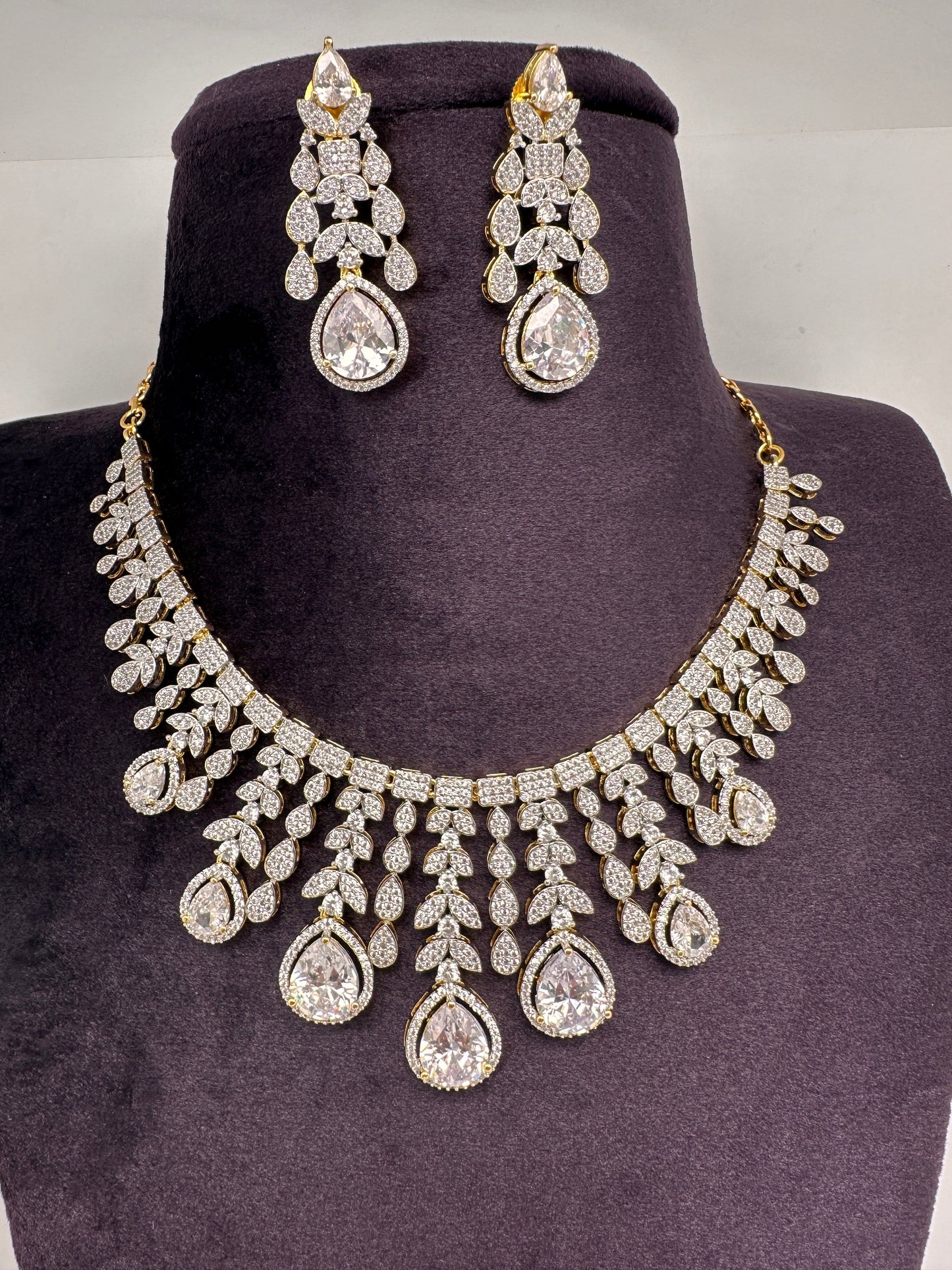 AD Neckline Color Stone Short Necklace - White