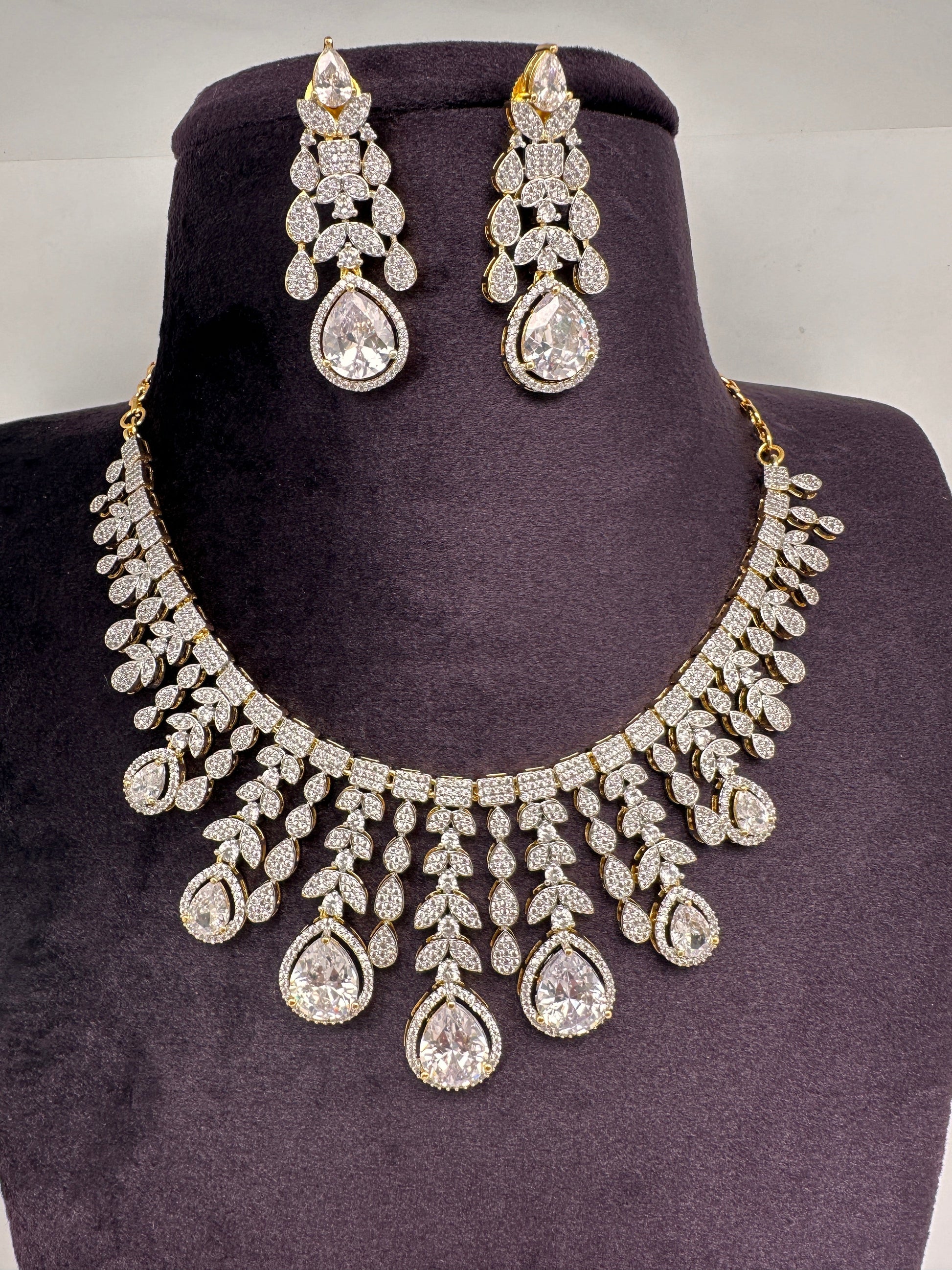 AD Neckline Color Stone Short Necklace - White