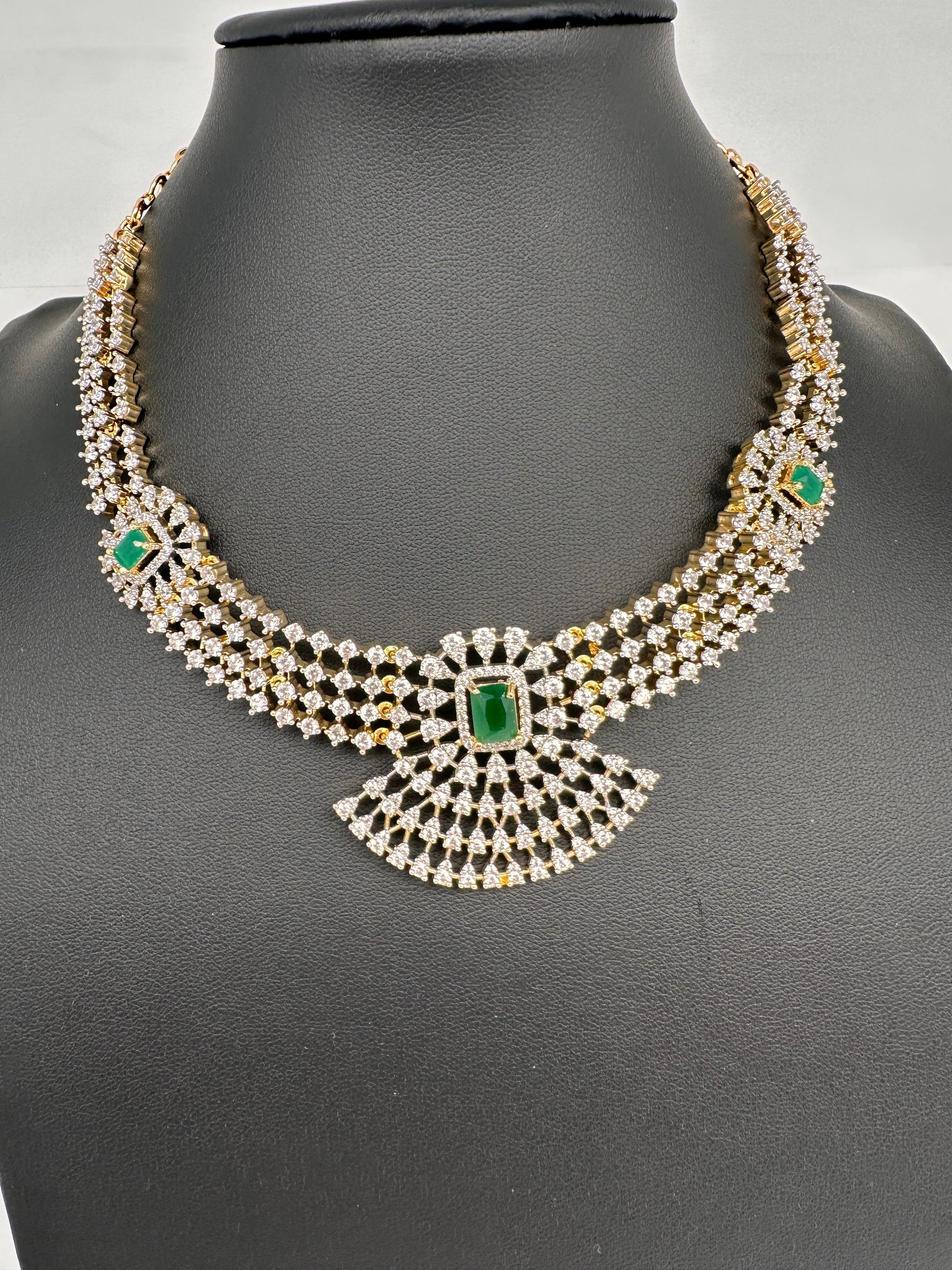 AD Neckline Color Stone Short Necklace - Green