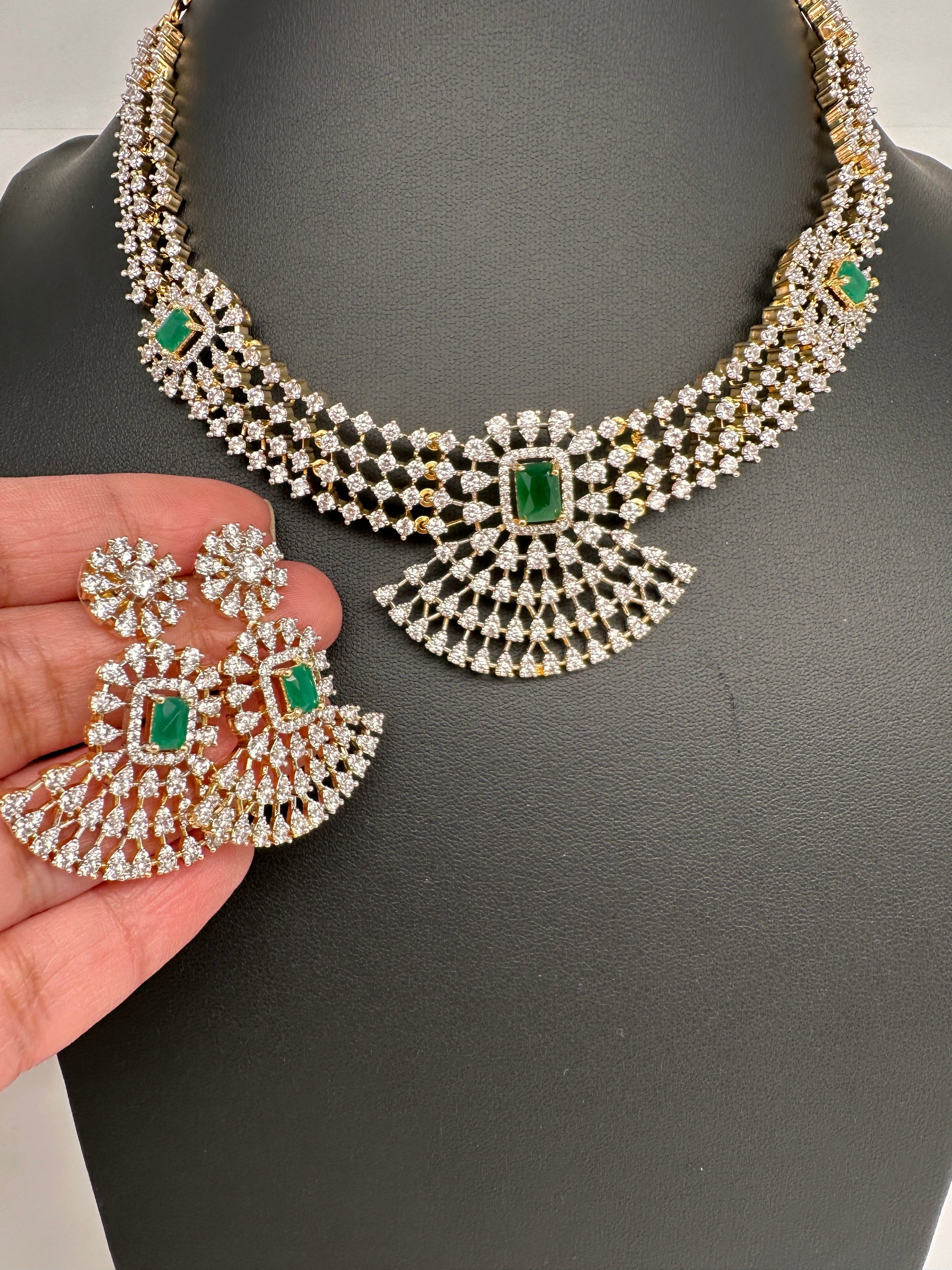 AD Neckline Color Stone Short Necklace - Green
