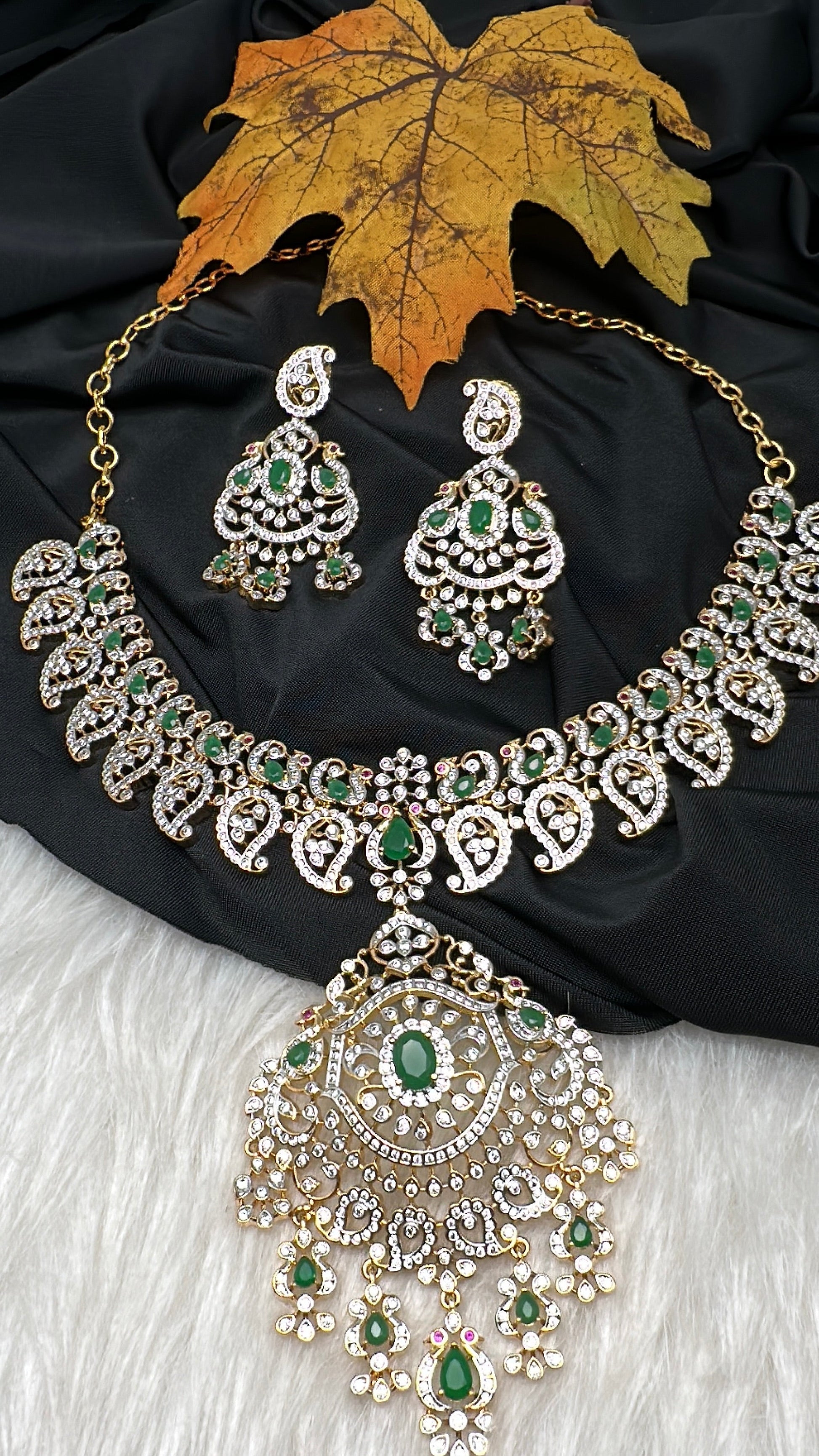 Mango AD Neckline Color Stone Necklace - Green