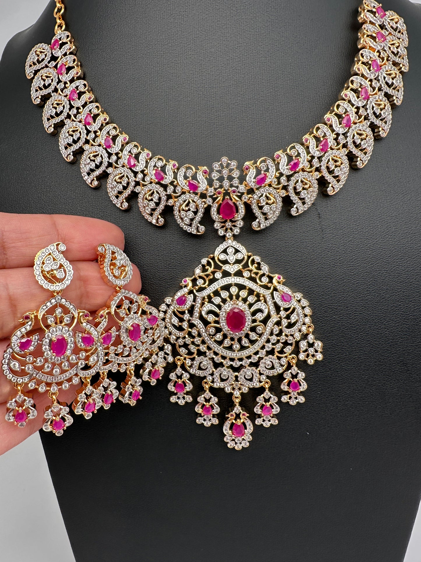 Mango AD Neckline Color Stone Necklace - Red