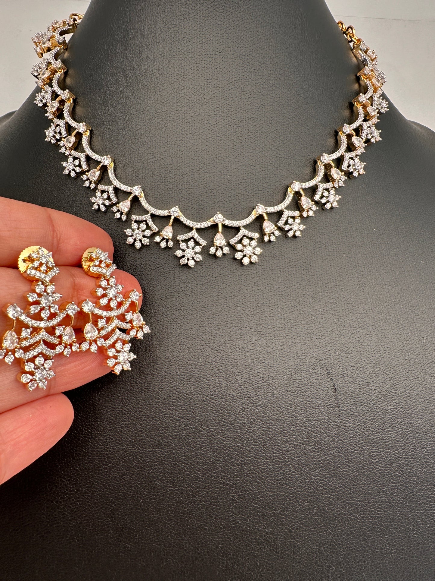 AD Dainty Neckline Short Necklace