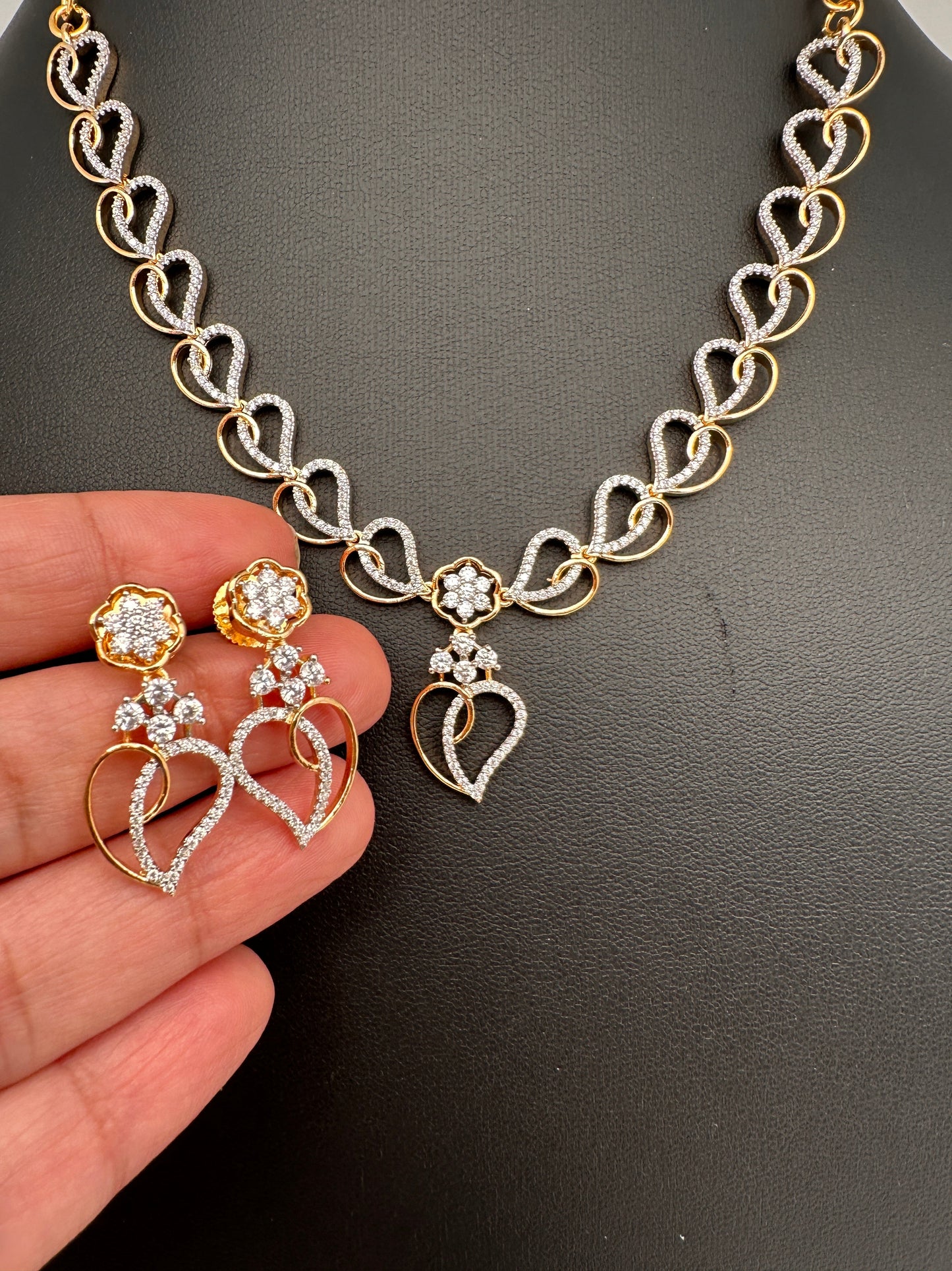 AD Dainty Neckline Short Necklace