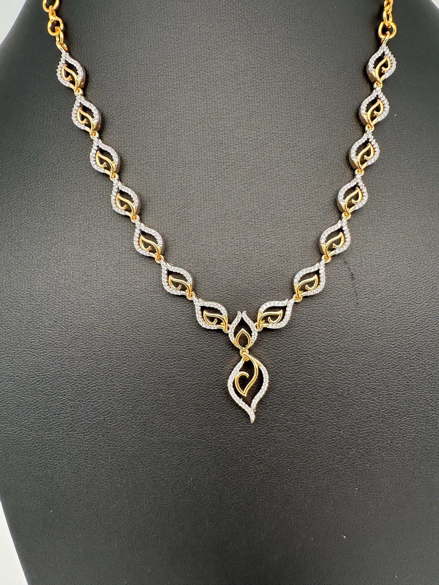 AD Dainty Neckline Short Necklace