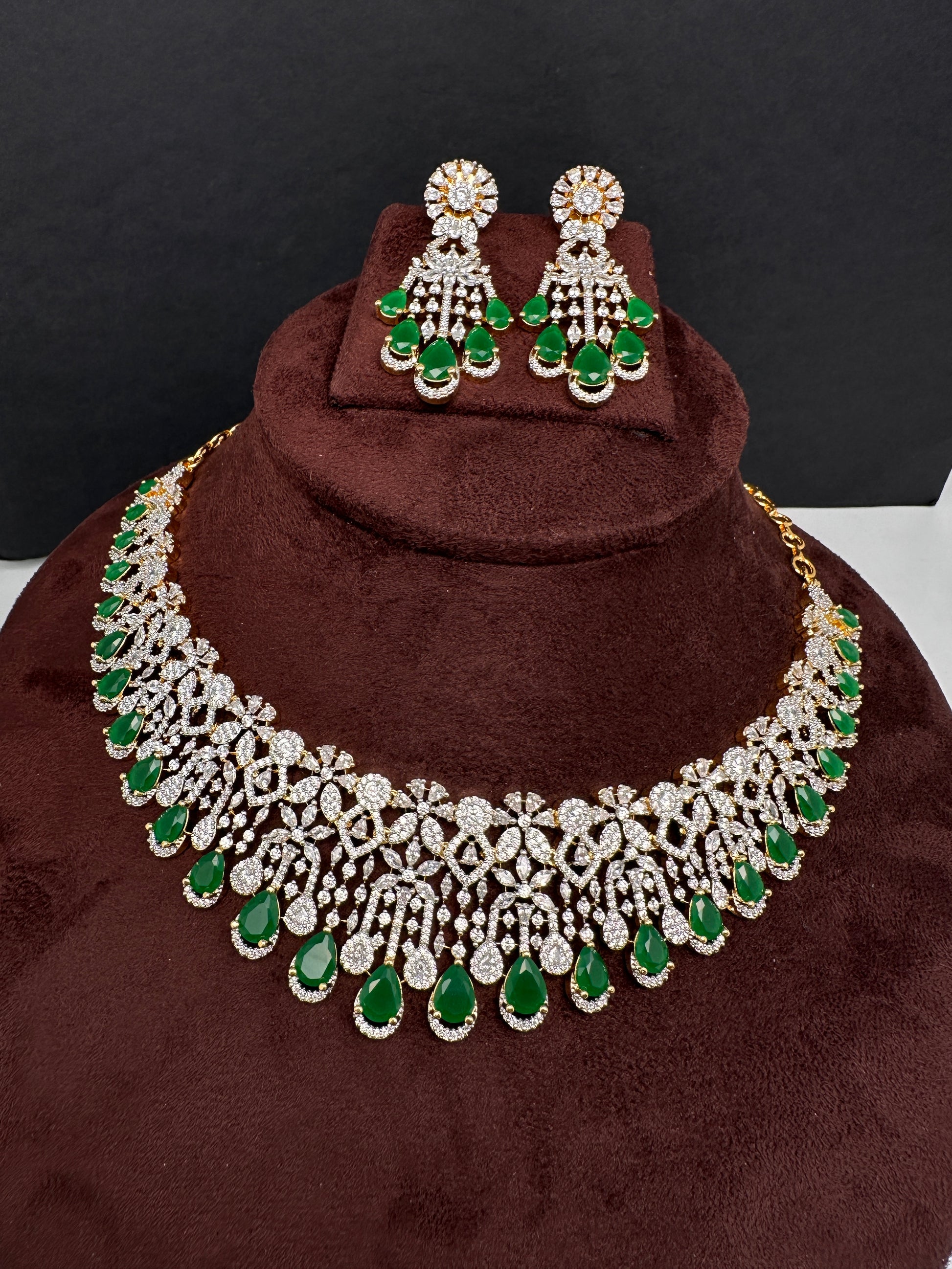 AD Color Stone Neckline Short Necklace - Green