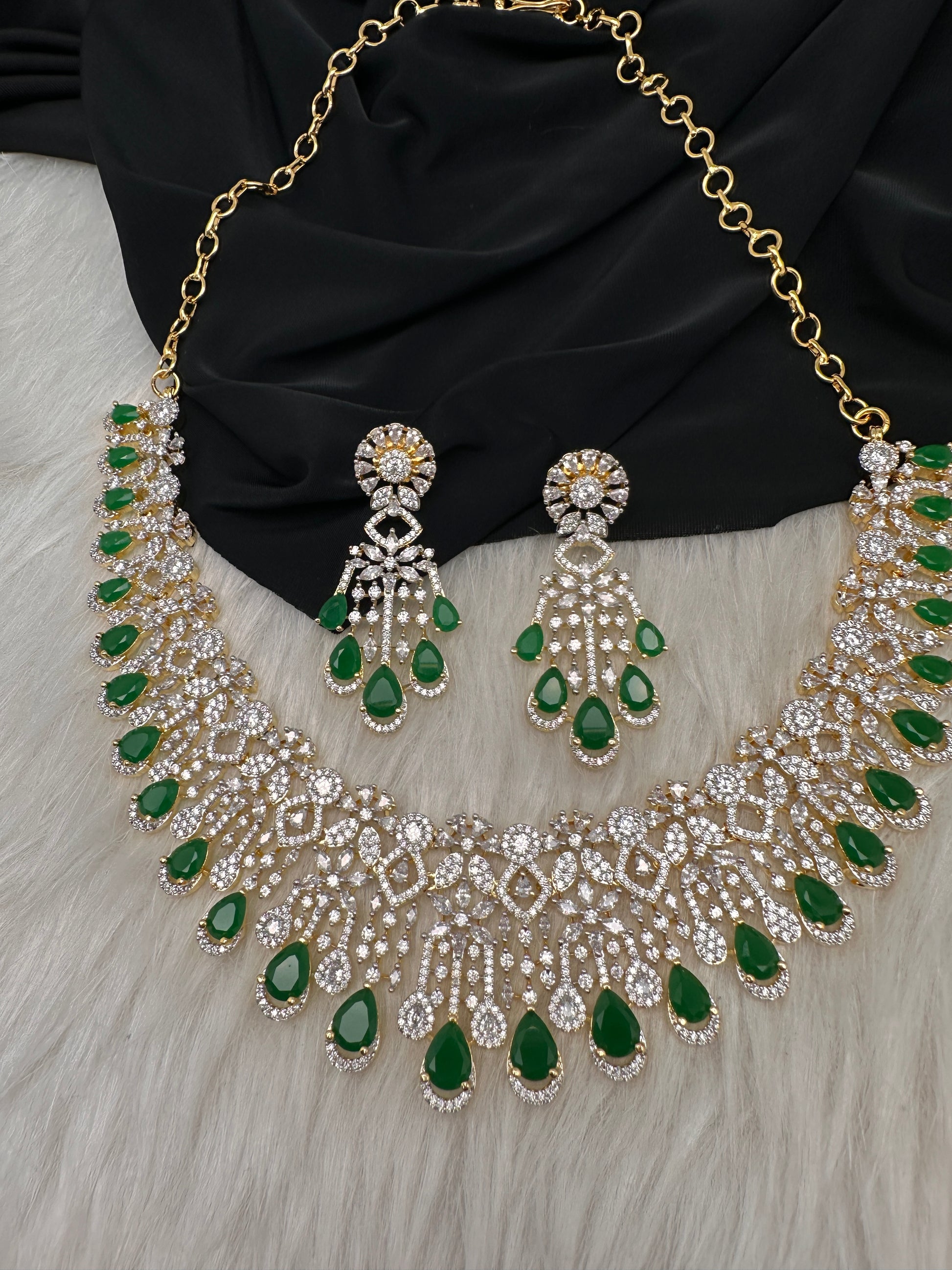 AD Color Stone Neckline Short Necklace - Green