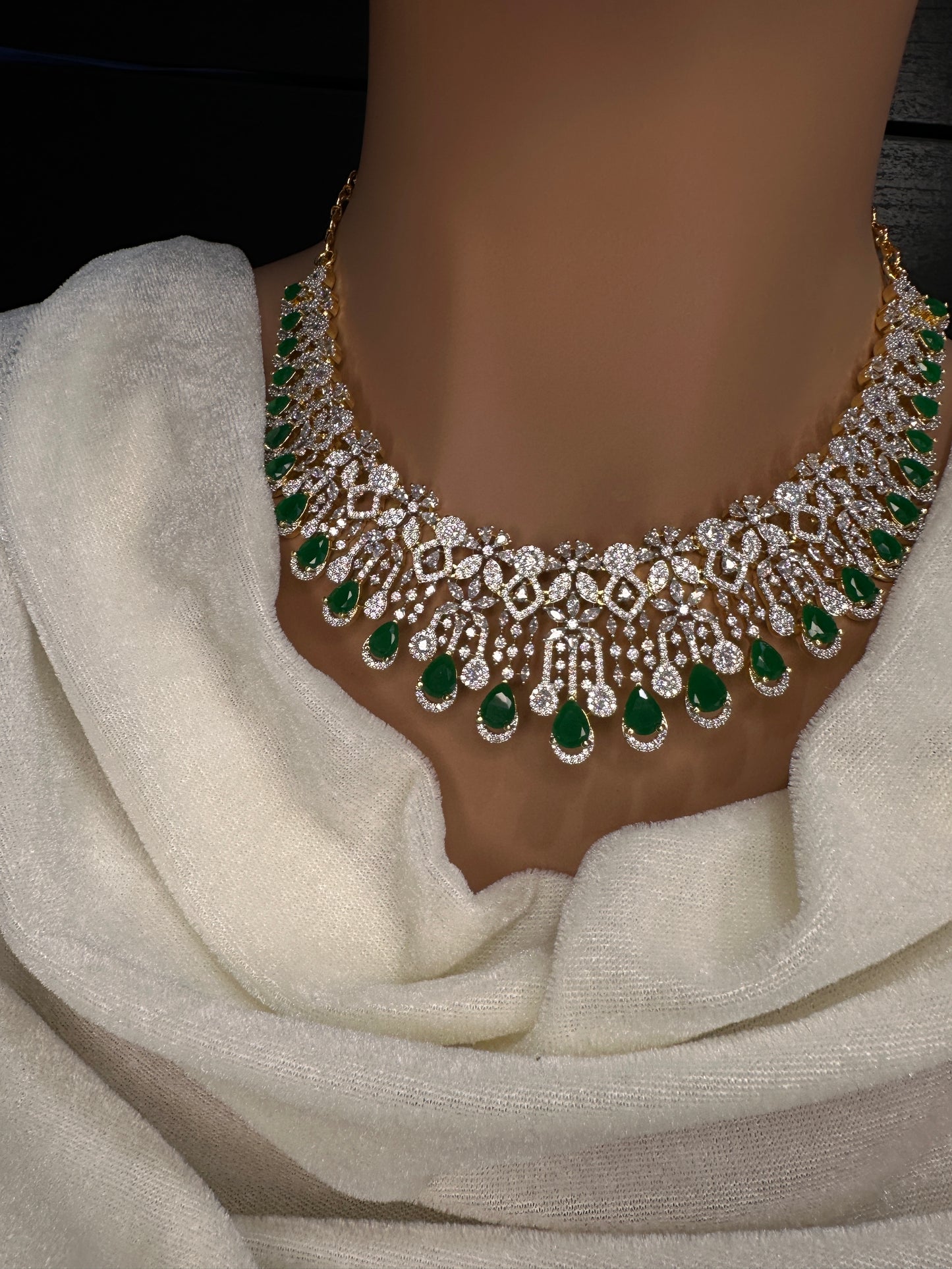 AD Color Stone Neckline Short Necklace - Green