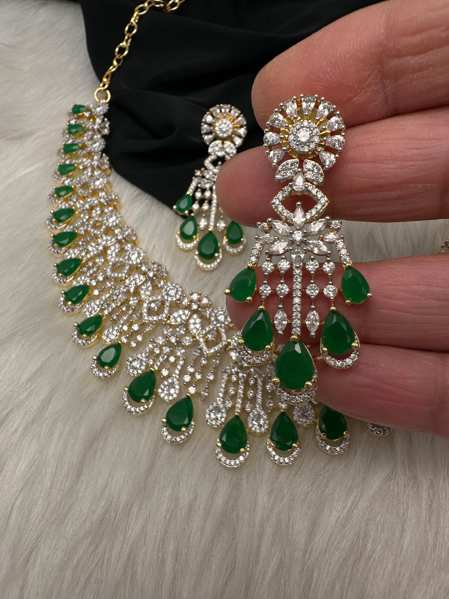 AD Color Stone Neckline Short Necklace - Green