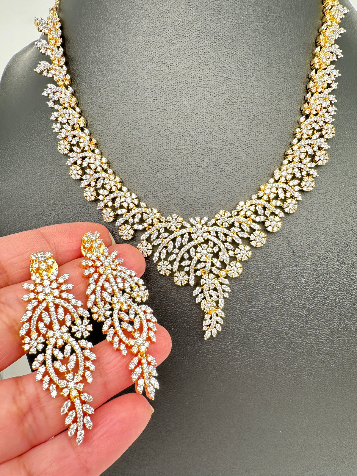 AD Clear Stones Short Necklace - 