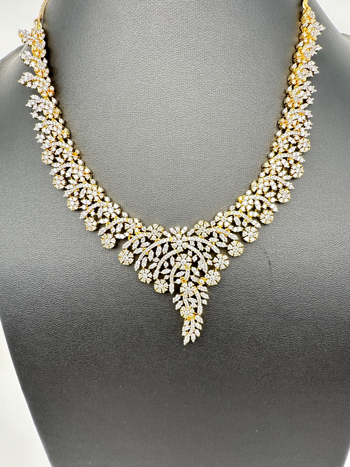 AD Clear Stones Short Necklace - 