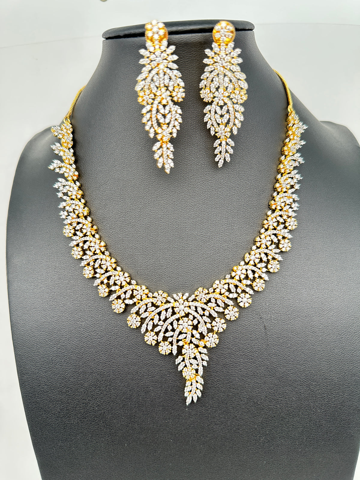 AD Clear Stones Short Necklace - 