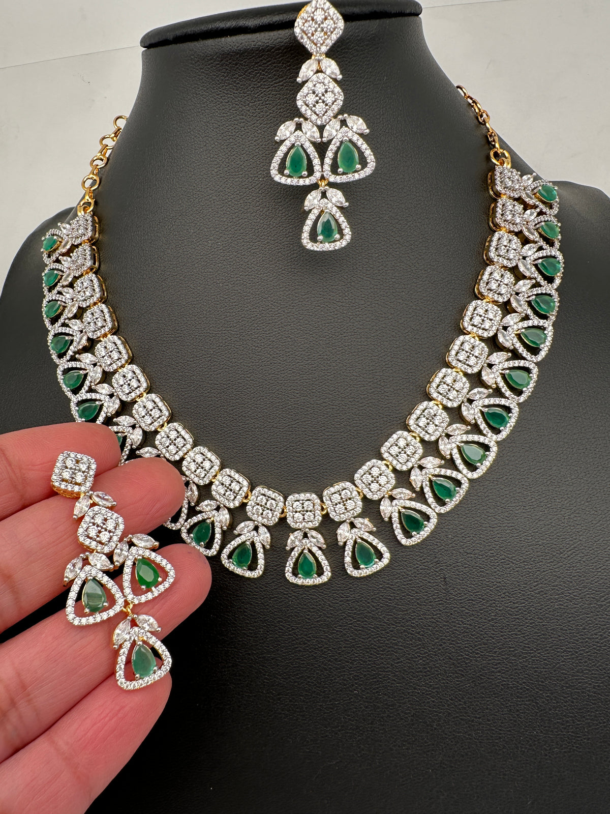 AD Color Stones Short Neckline Necklace - Green