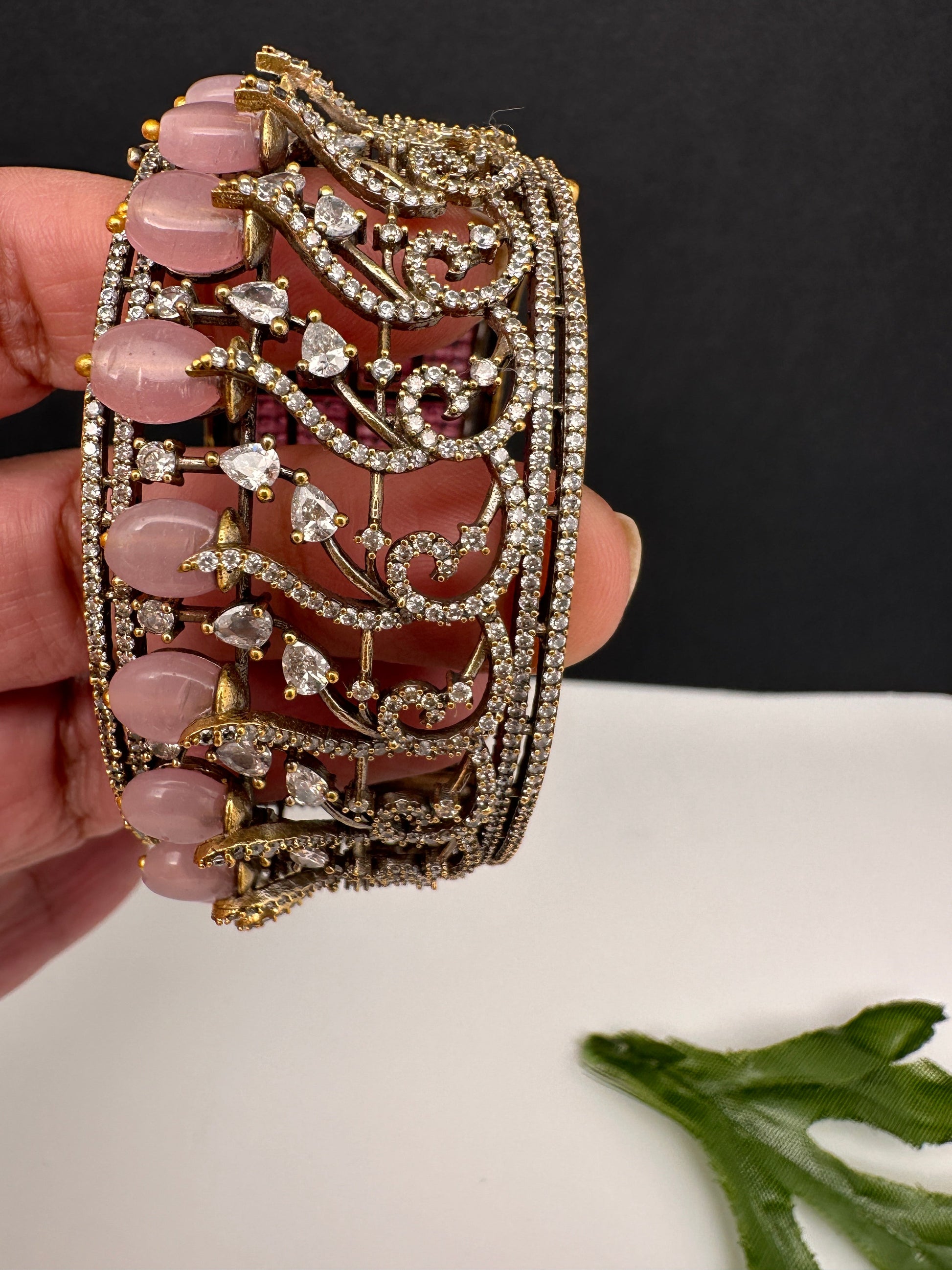 AD openable victorian finish color beads bracelet - Pink