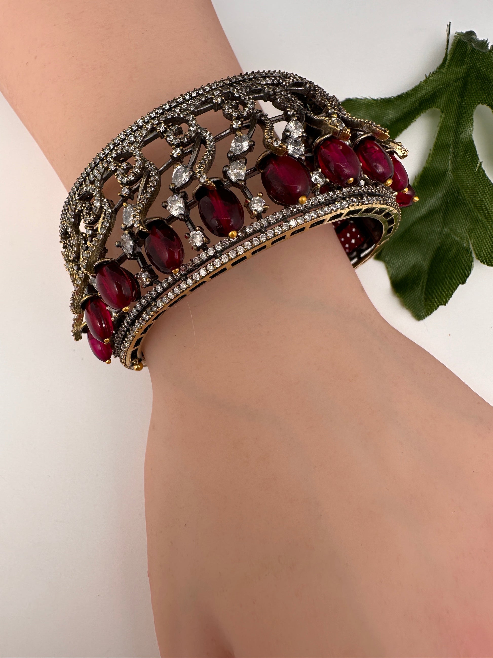 AD openable victorian finish color beads bracelet - Red