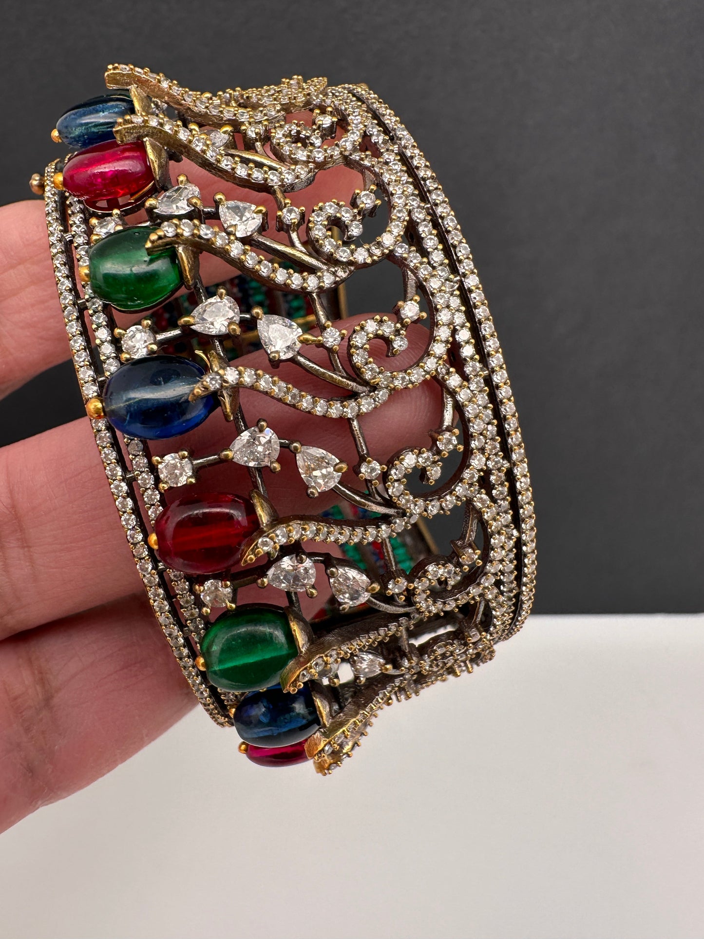 AD openable victorian finish color beads bracelet - White