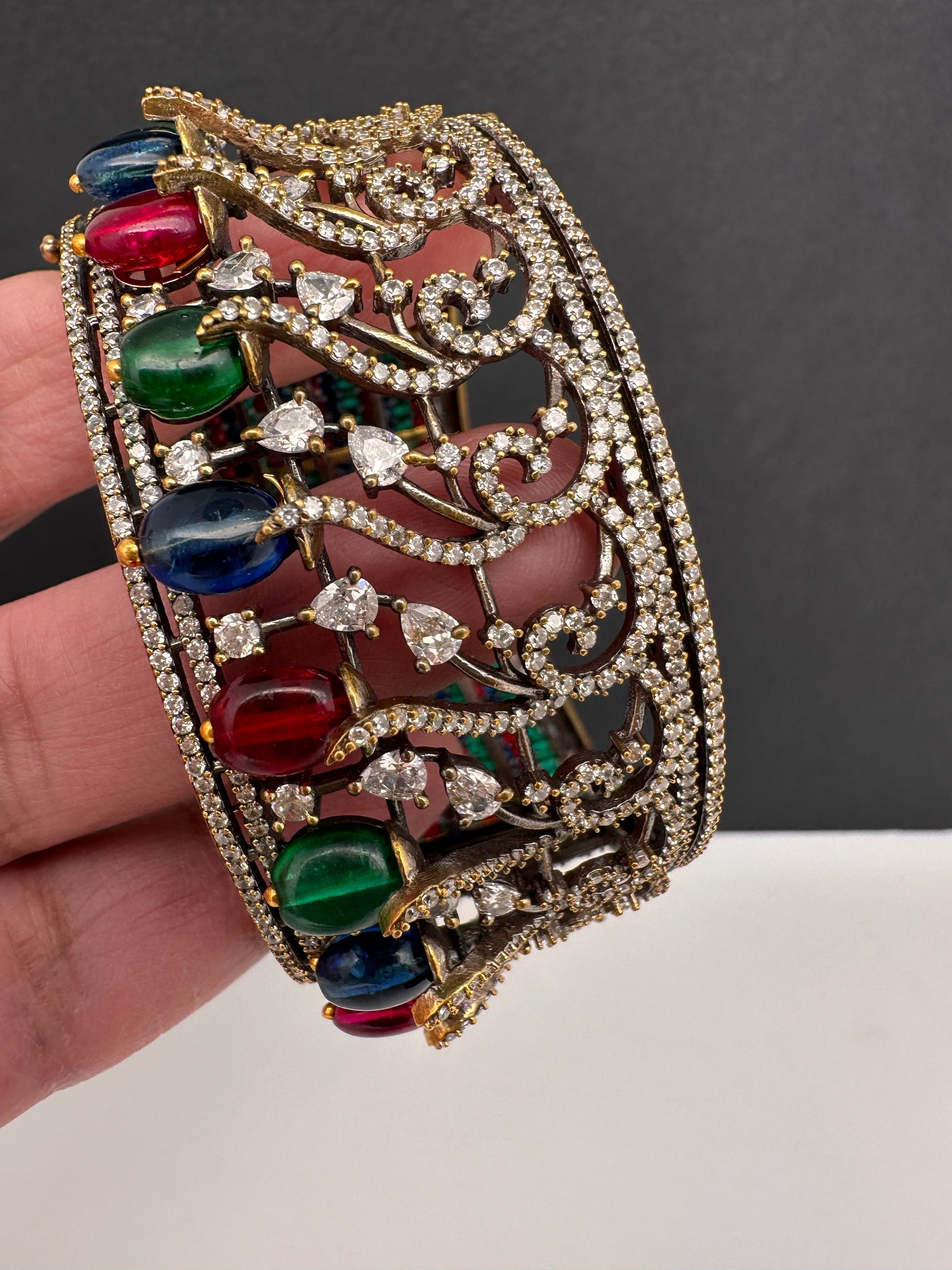 AD openable victorian finish color beads bracelet - White