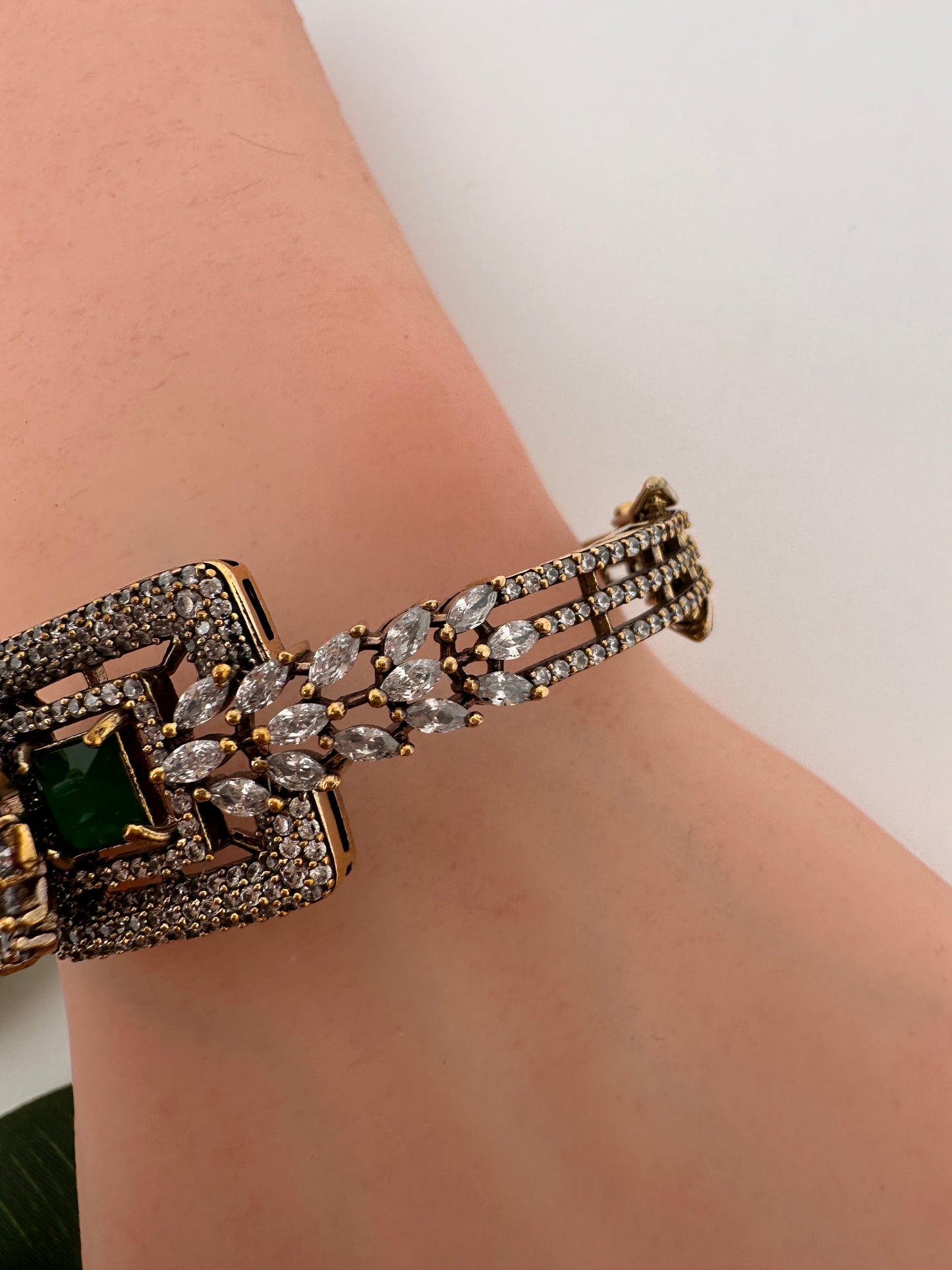 CZ  Victorian Green Openable Bracelet