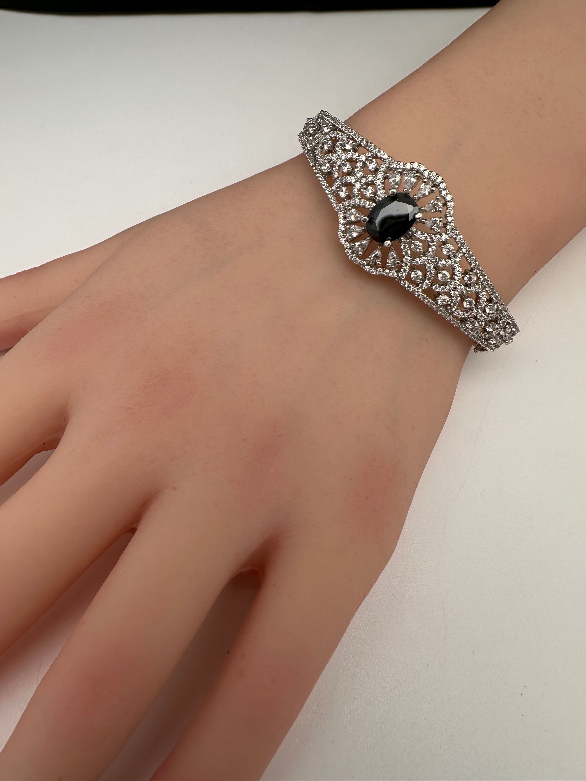 Silver Color Stone Openable Bracelet - Black