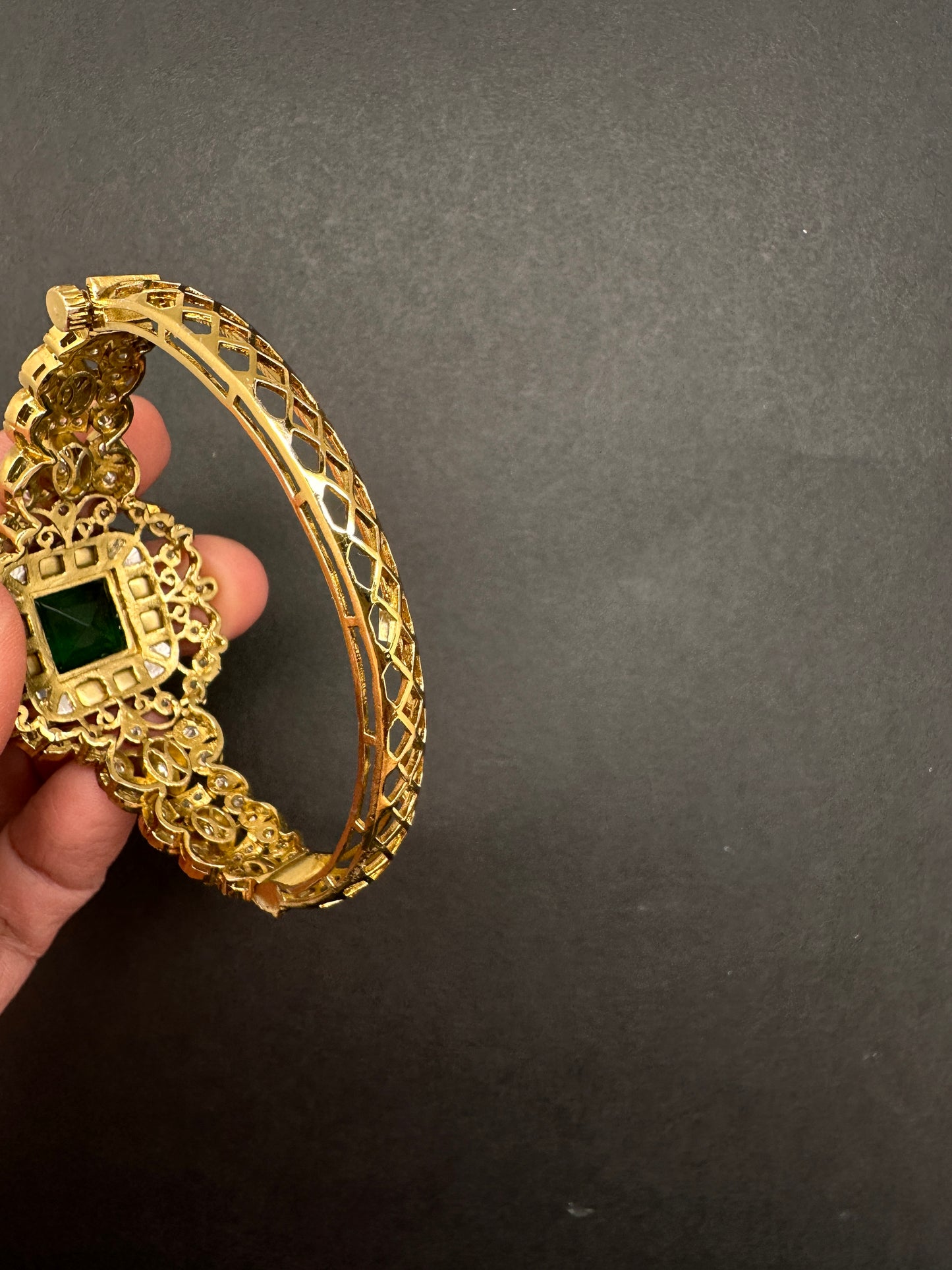 Victorian Moissanite Color Openable Kada Bracelet - Green