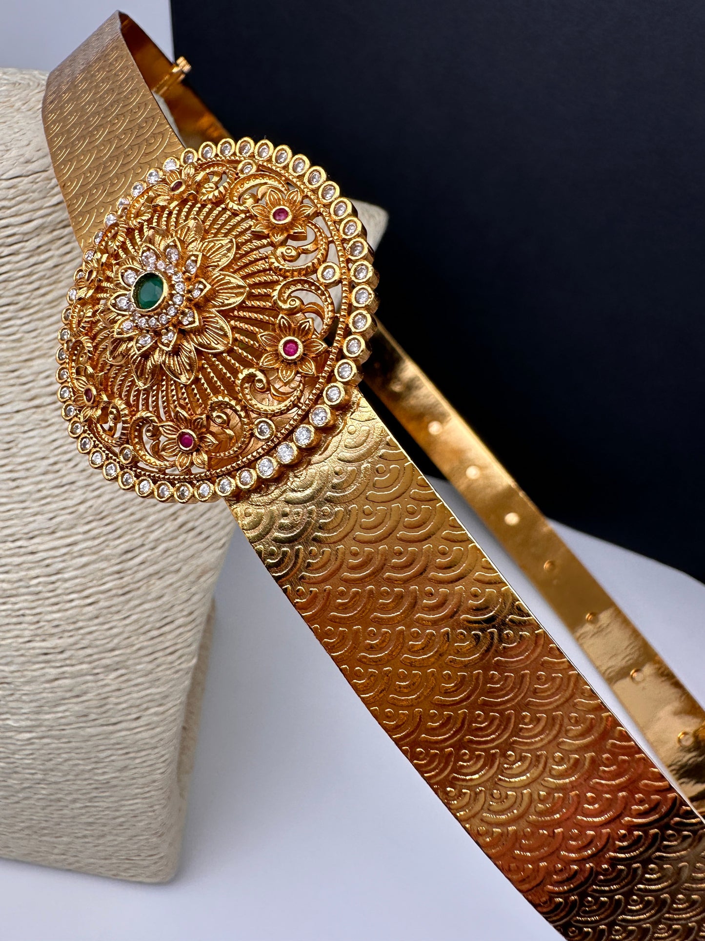 Multi Stone Motif Pendent Self Design Hip Belt Vaddanam