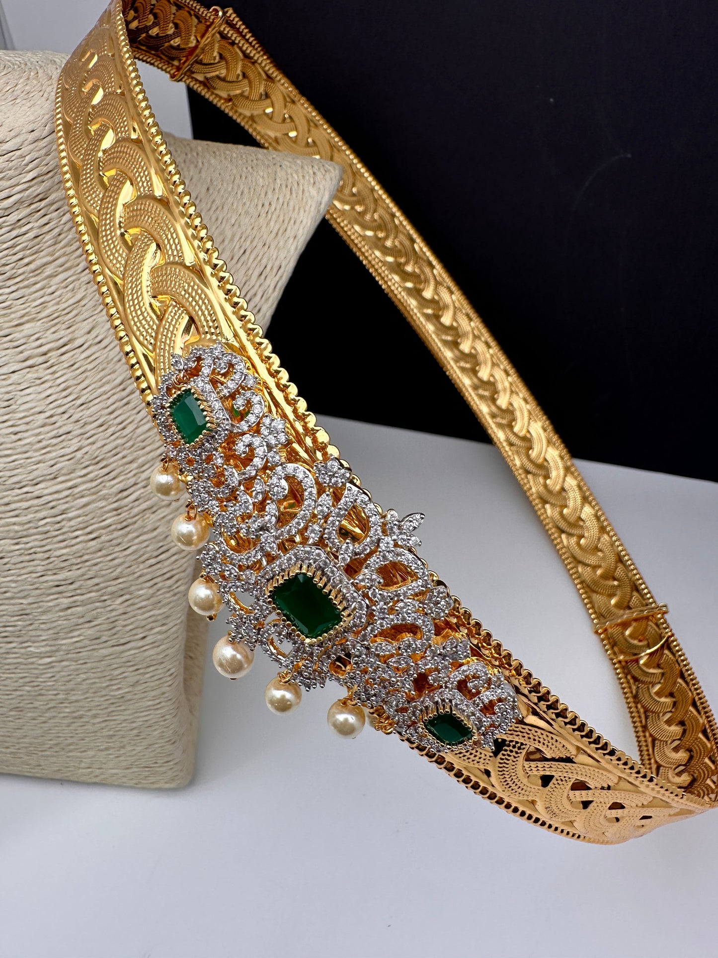 AD Emerald Pendent Self Design Hip Belt Vaddanam