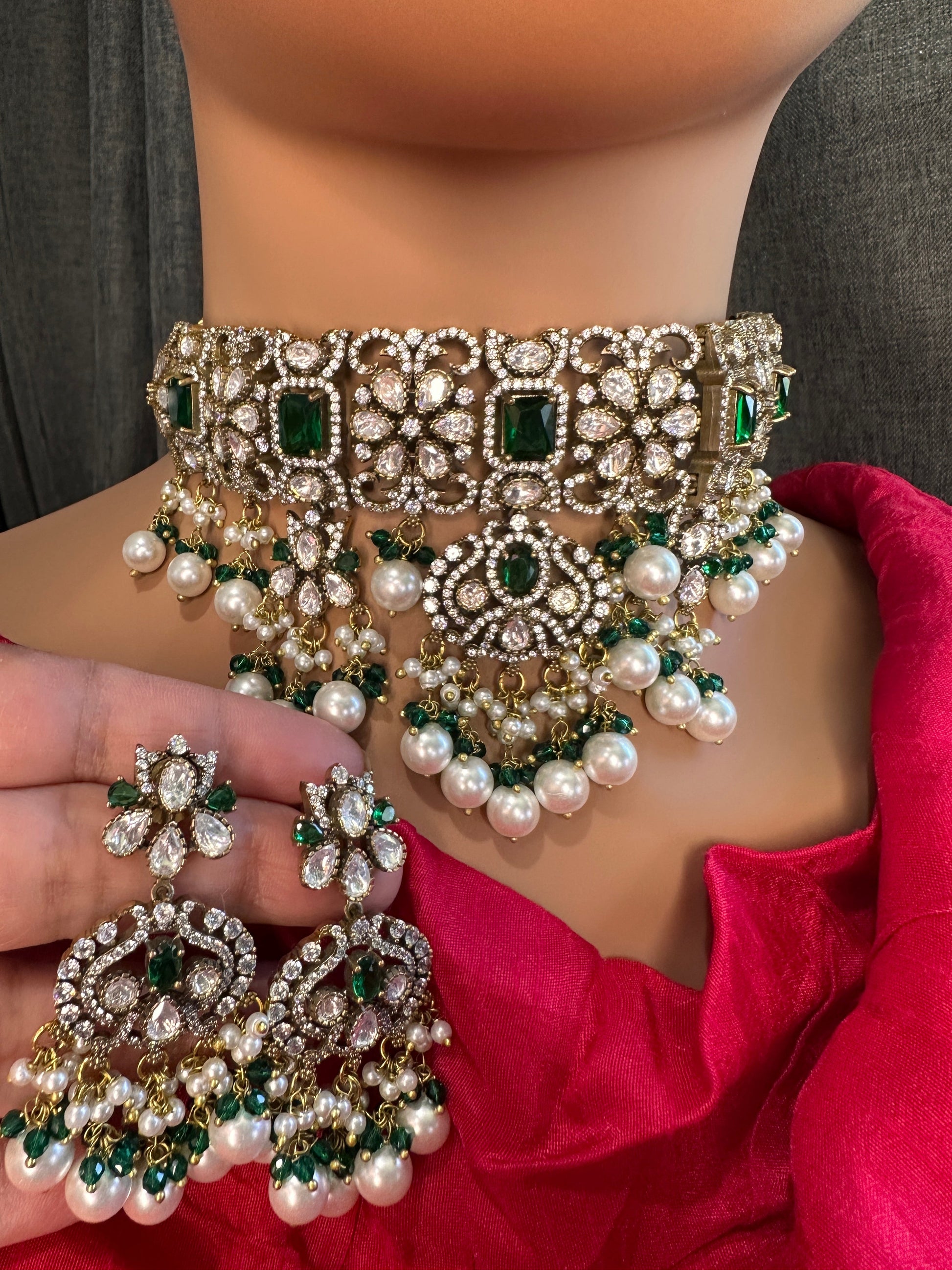 Moissanite Color Stone Victorian Pearls Neckline Choker - Green