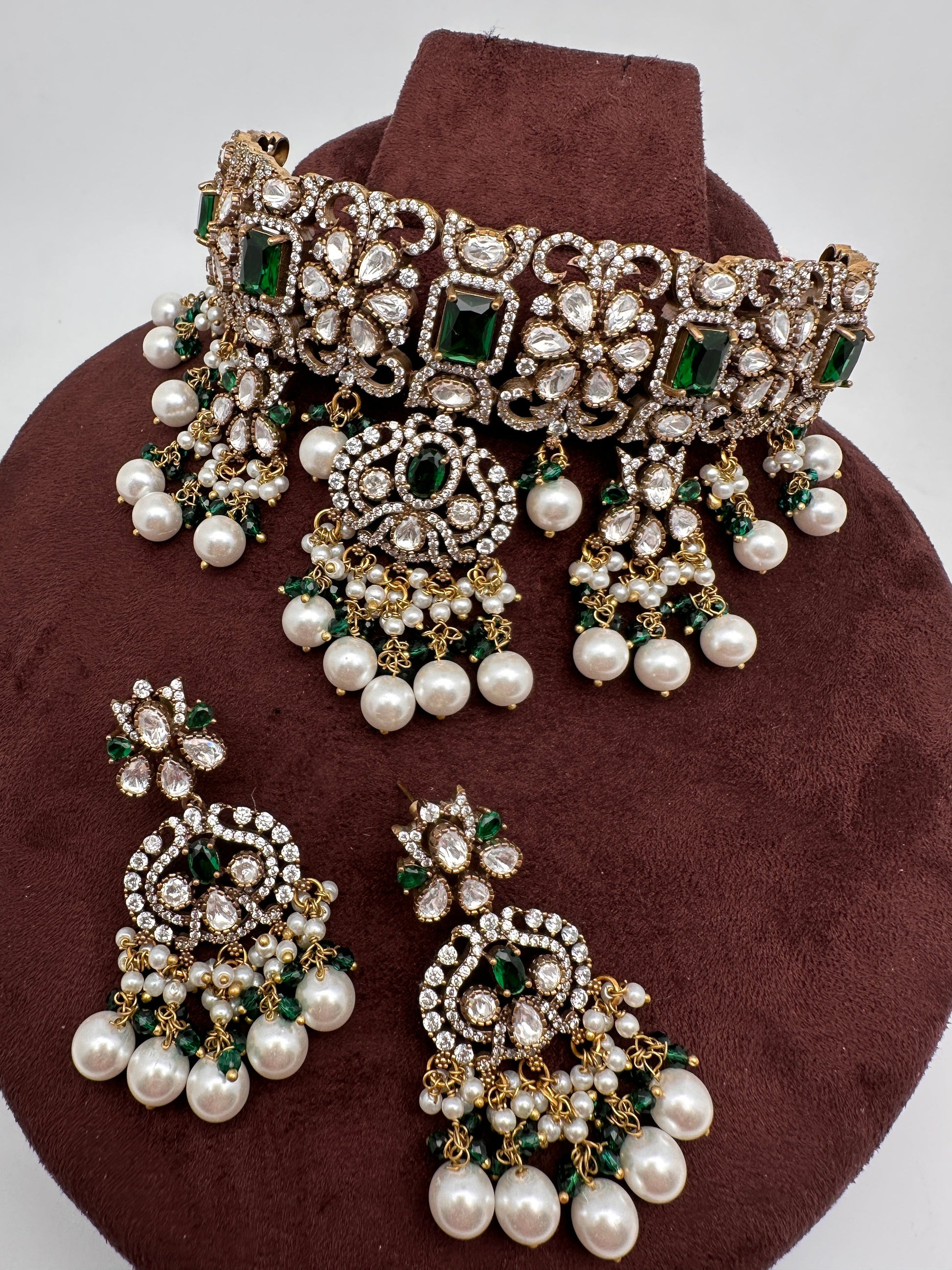 Moissanite Color Stone Victorian Pearls Neckline Choker - Green