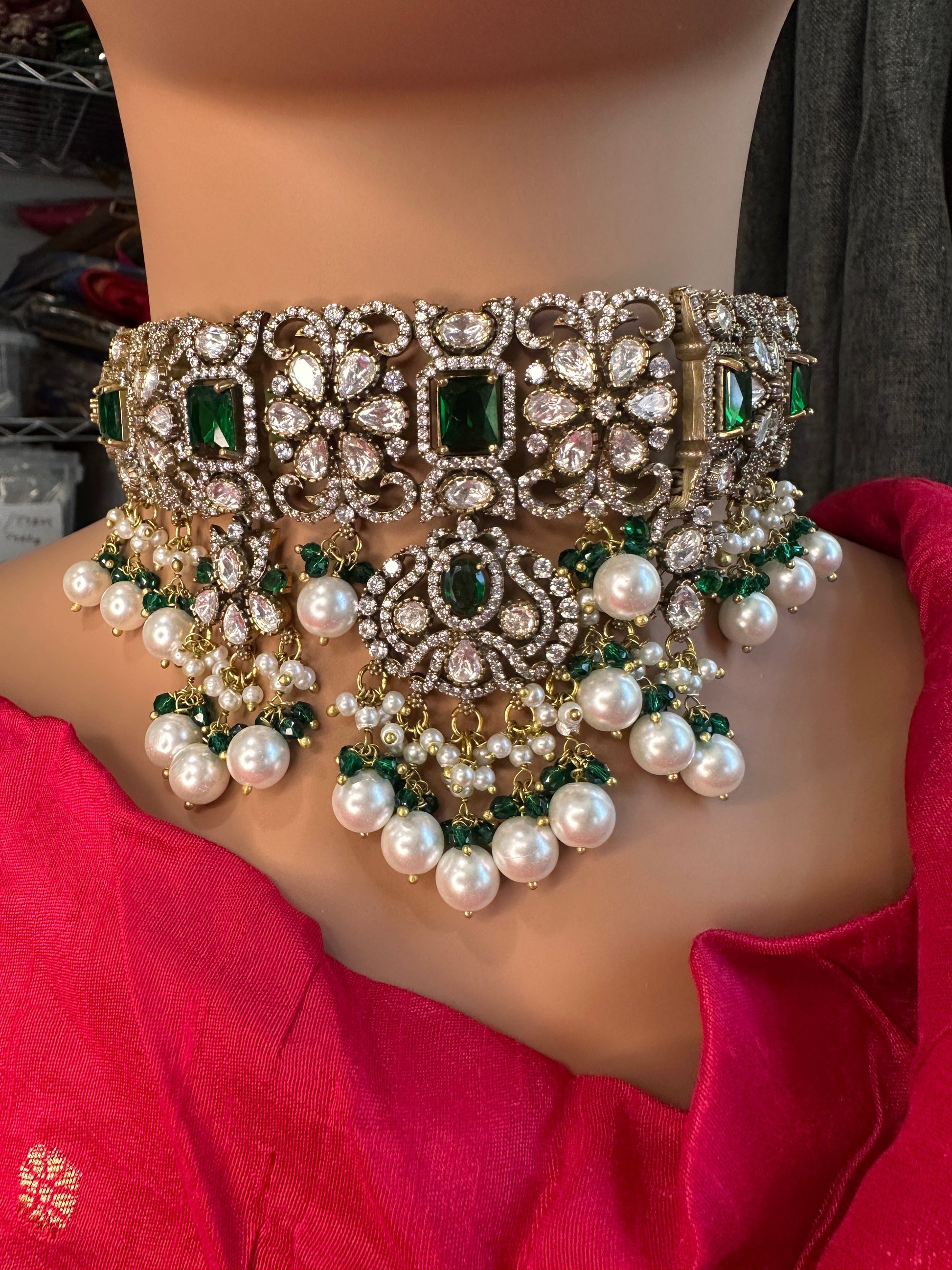 Moissanite Color Stone Victorian Pearls Neckline Choker - Green