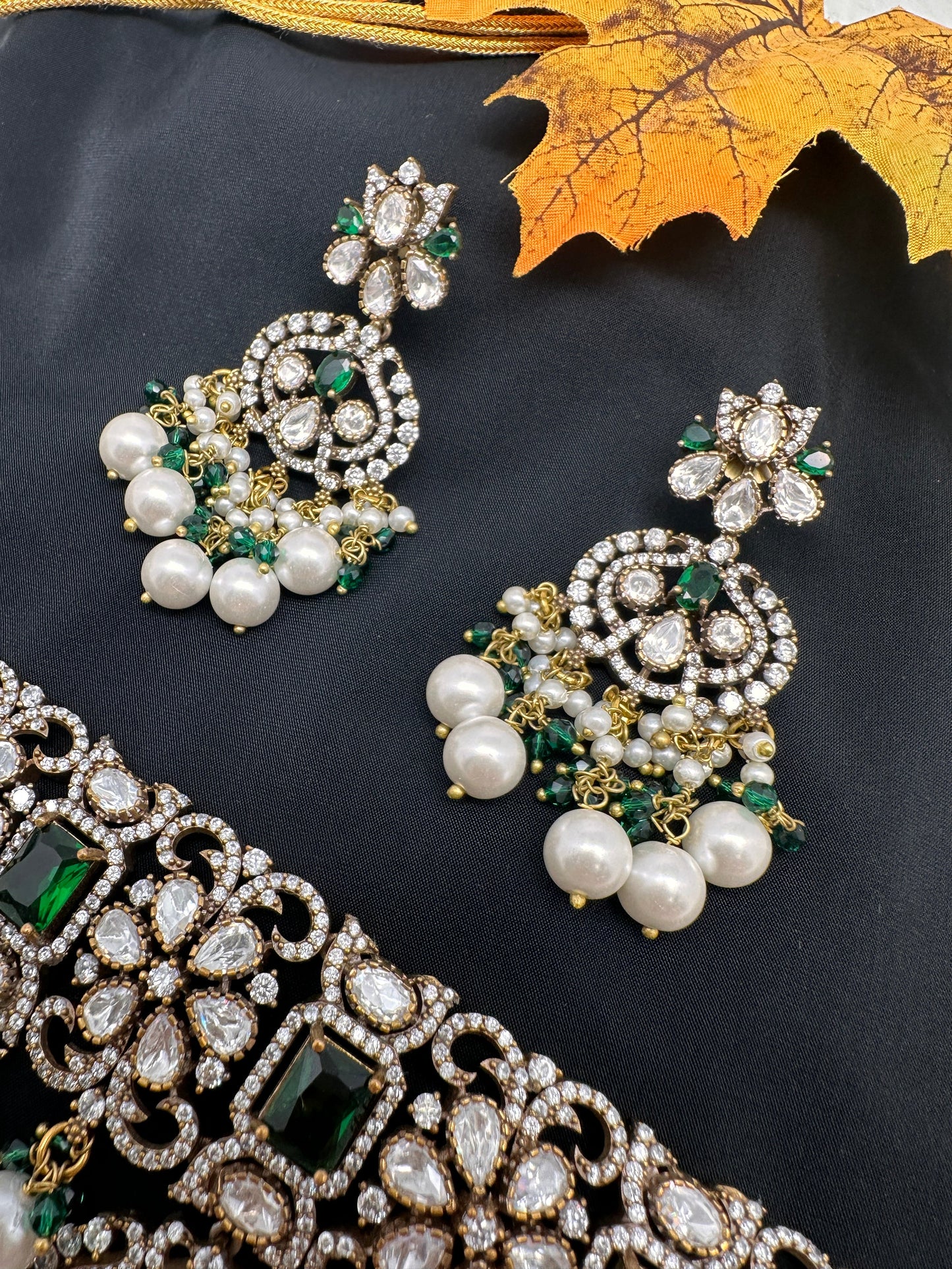 Moissanite Color Stone Victorian Pearls Neckline Choker - Green