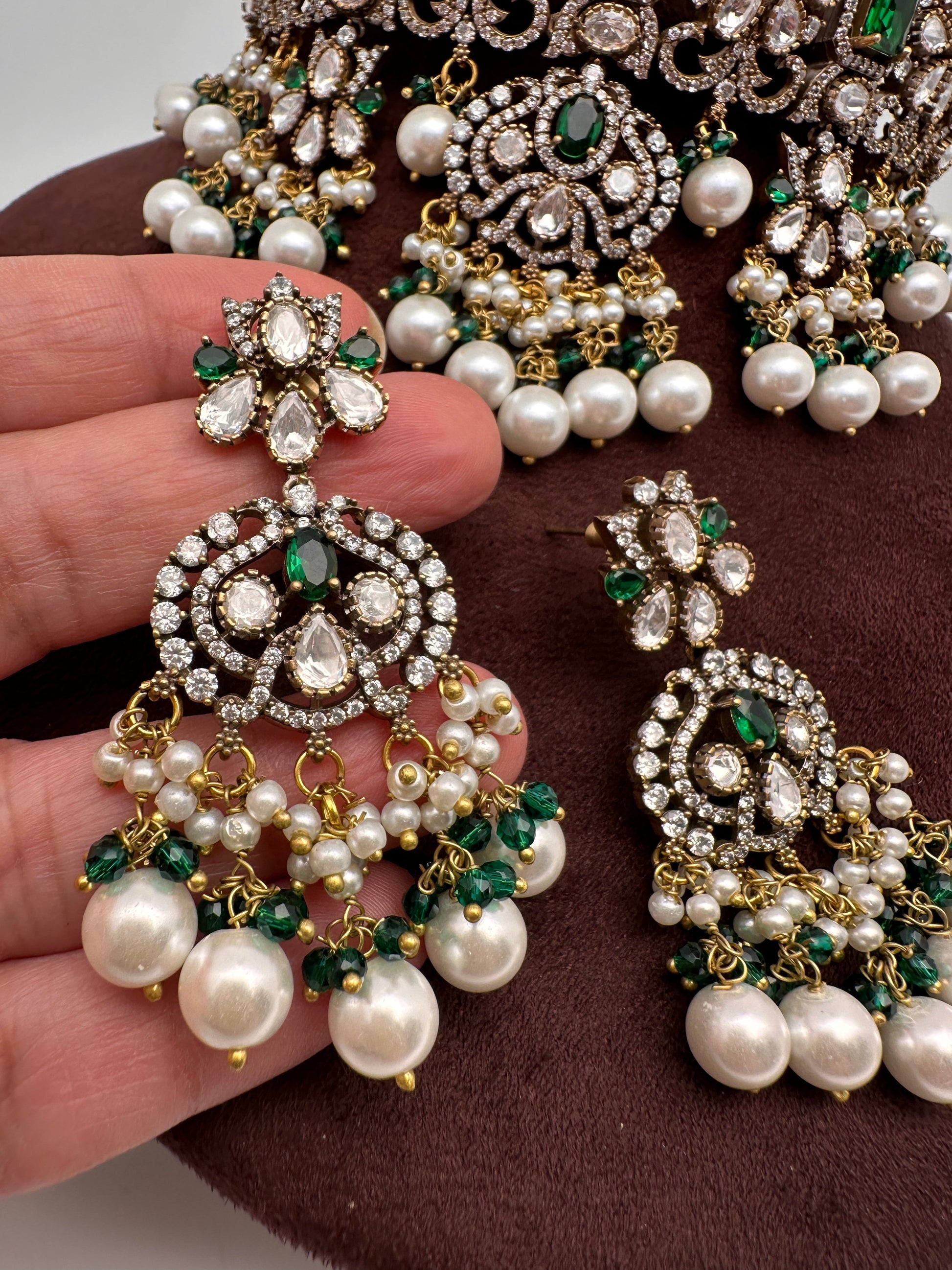 Moissanite Color Stone Victorian Pearls Neckline Choker - Green