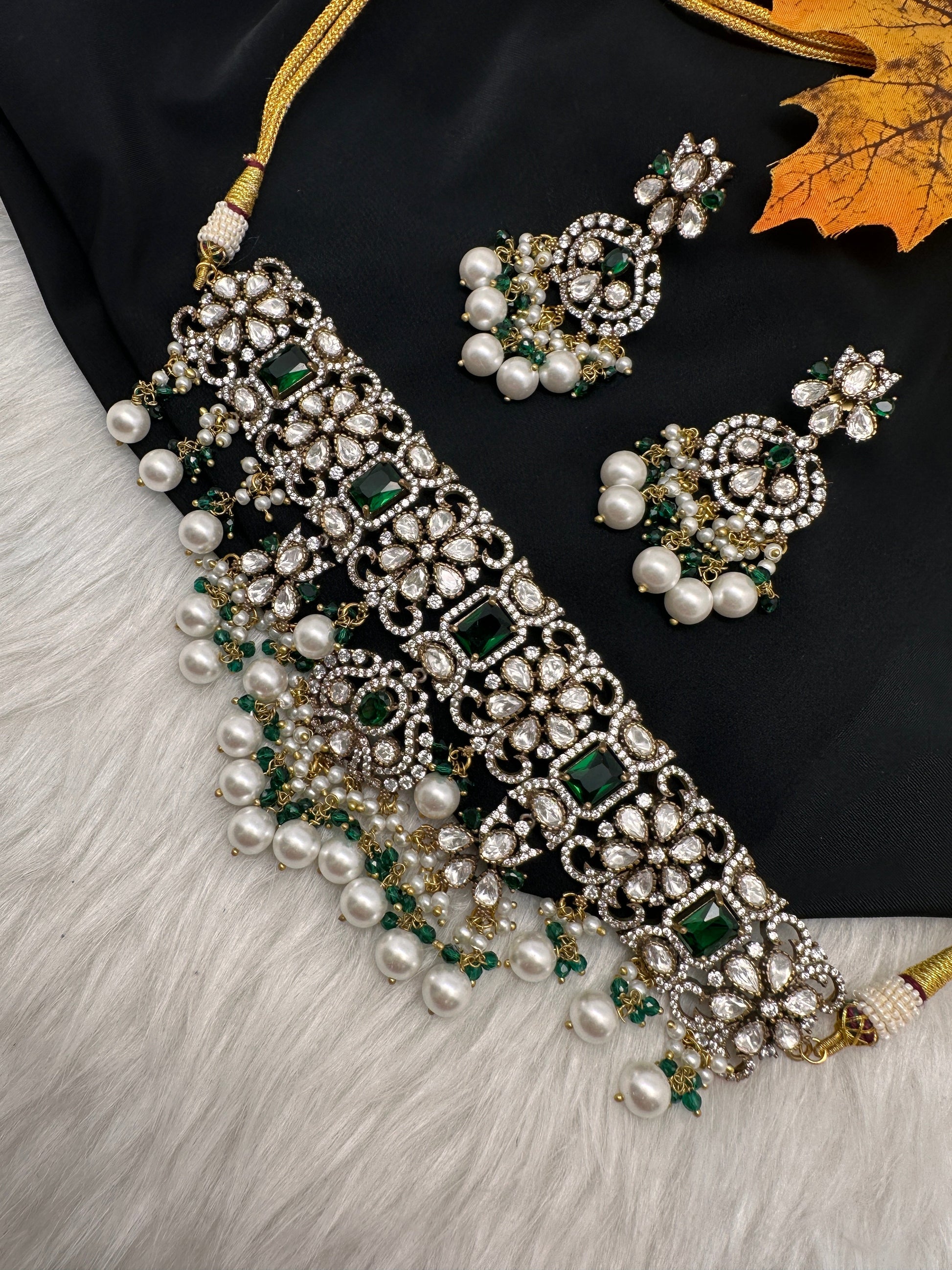 Moissanite Color Stone Victorian Pearls Neckline Choker - Green