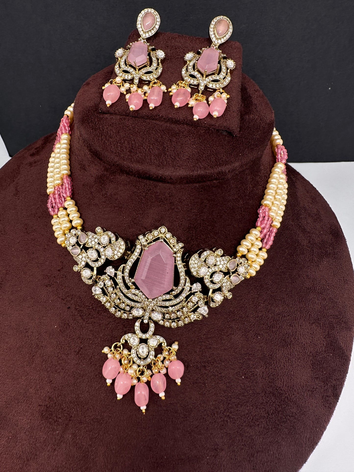 AD VIctorian Color Stone Pearls Beads Choker - Pink