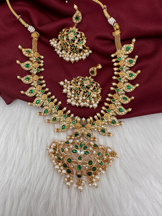 Jadau Green Kundan Pearls Short Necklace
