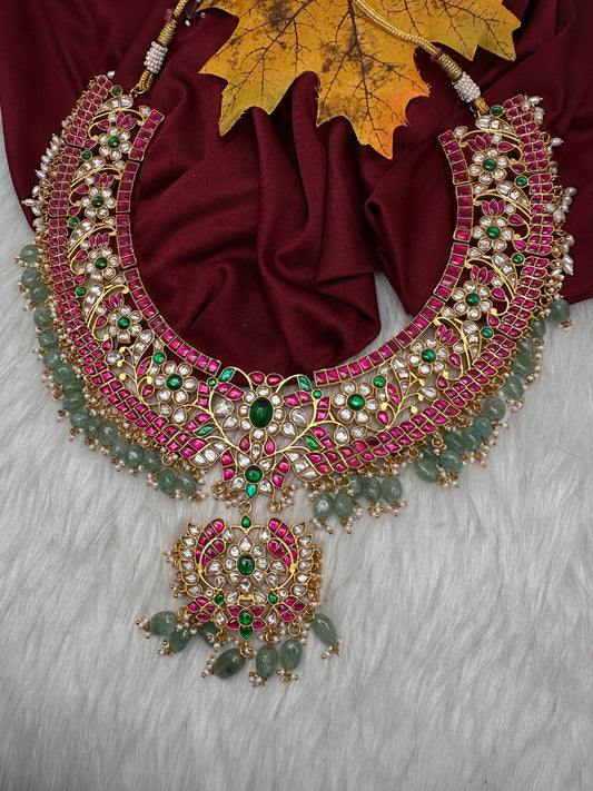 Broad Neckline Jadau Kundan Short Necklace