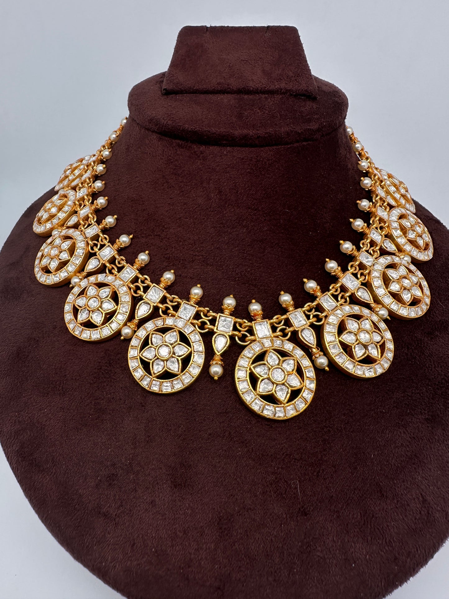 Jadau Kundan White Bottu Short Necklace - 