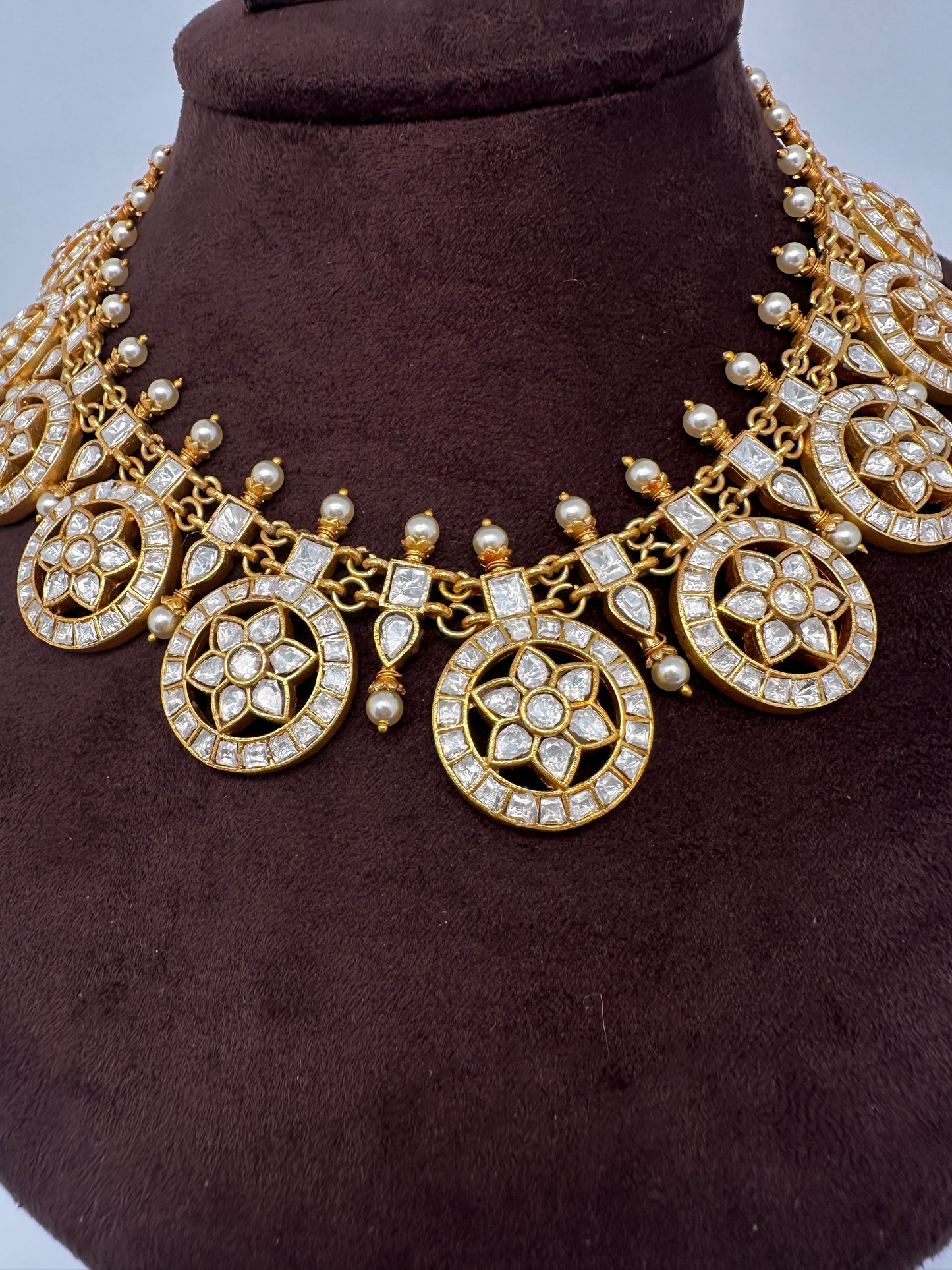 Jadau Kundan White Bottu Short Necklace - 