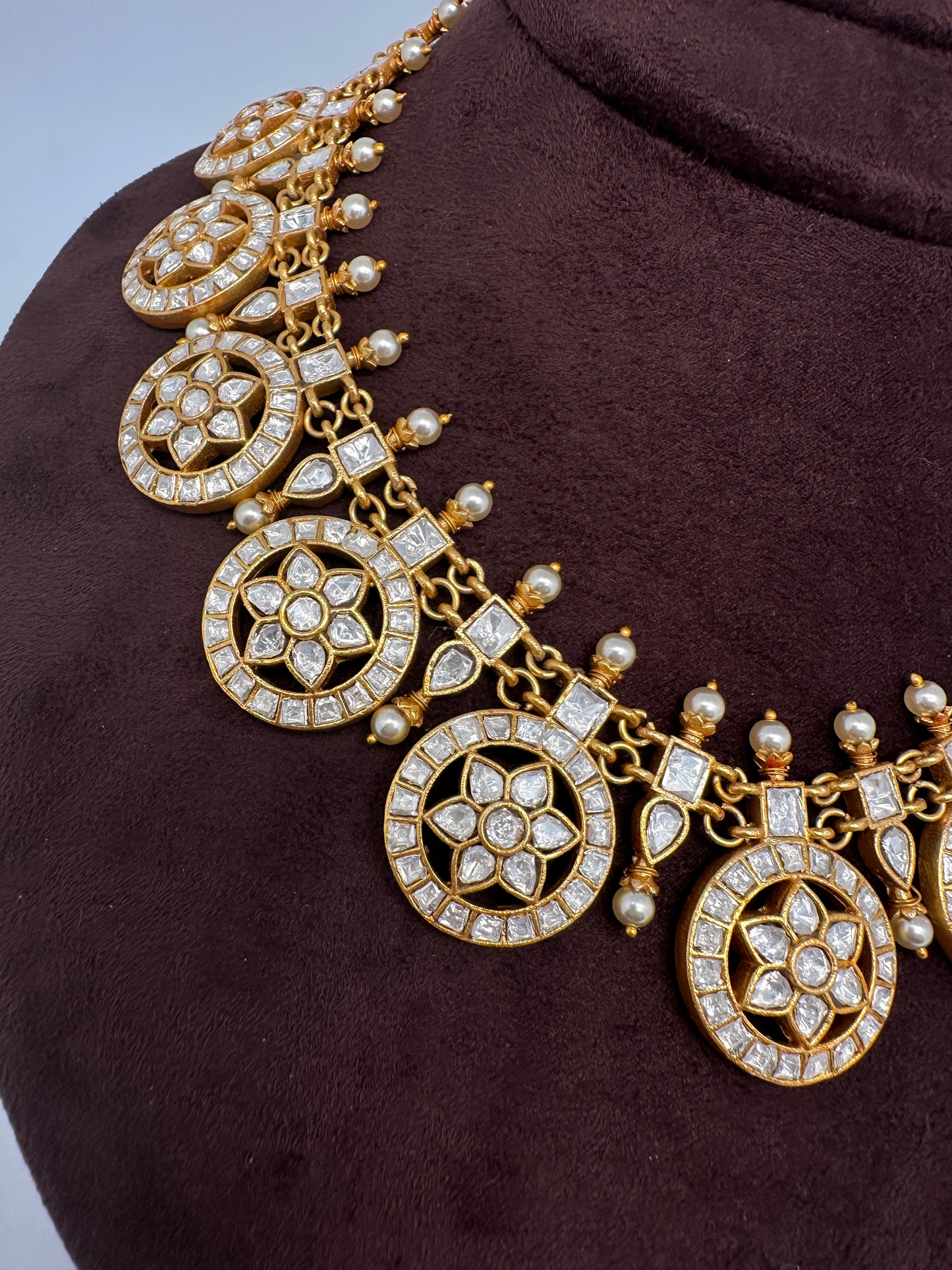 Jadau Kundan White Bottu Short Necklace - 